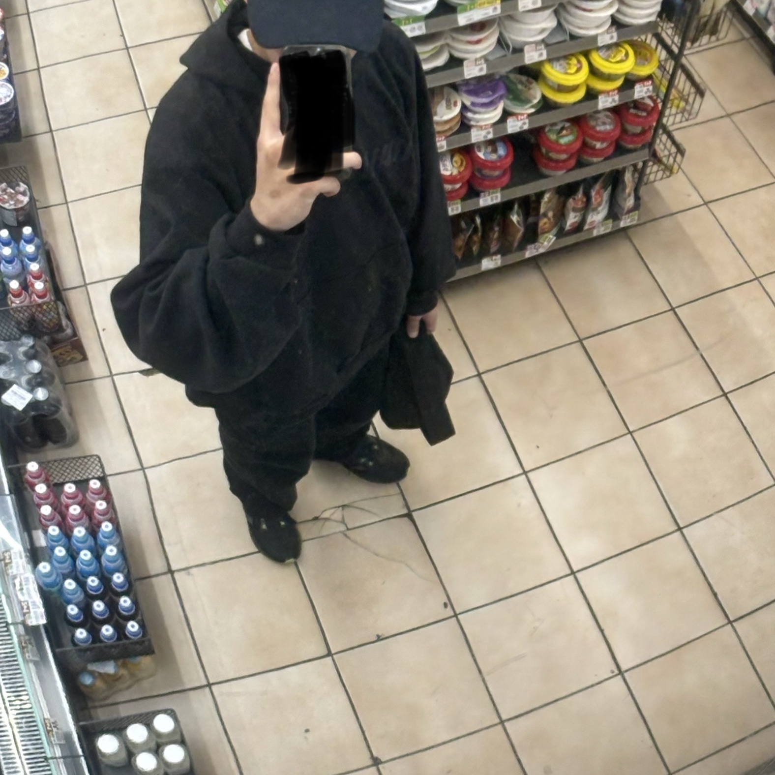 Yeezy x Gosha Rubchinskiy Tribune Herald HD-01 Hoodie Charcoal, Aime Leon Dore x New Era Yankees Ballpark Hat Navy 착용 스타일
