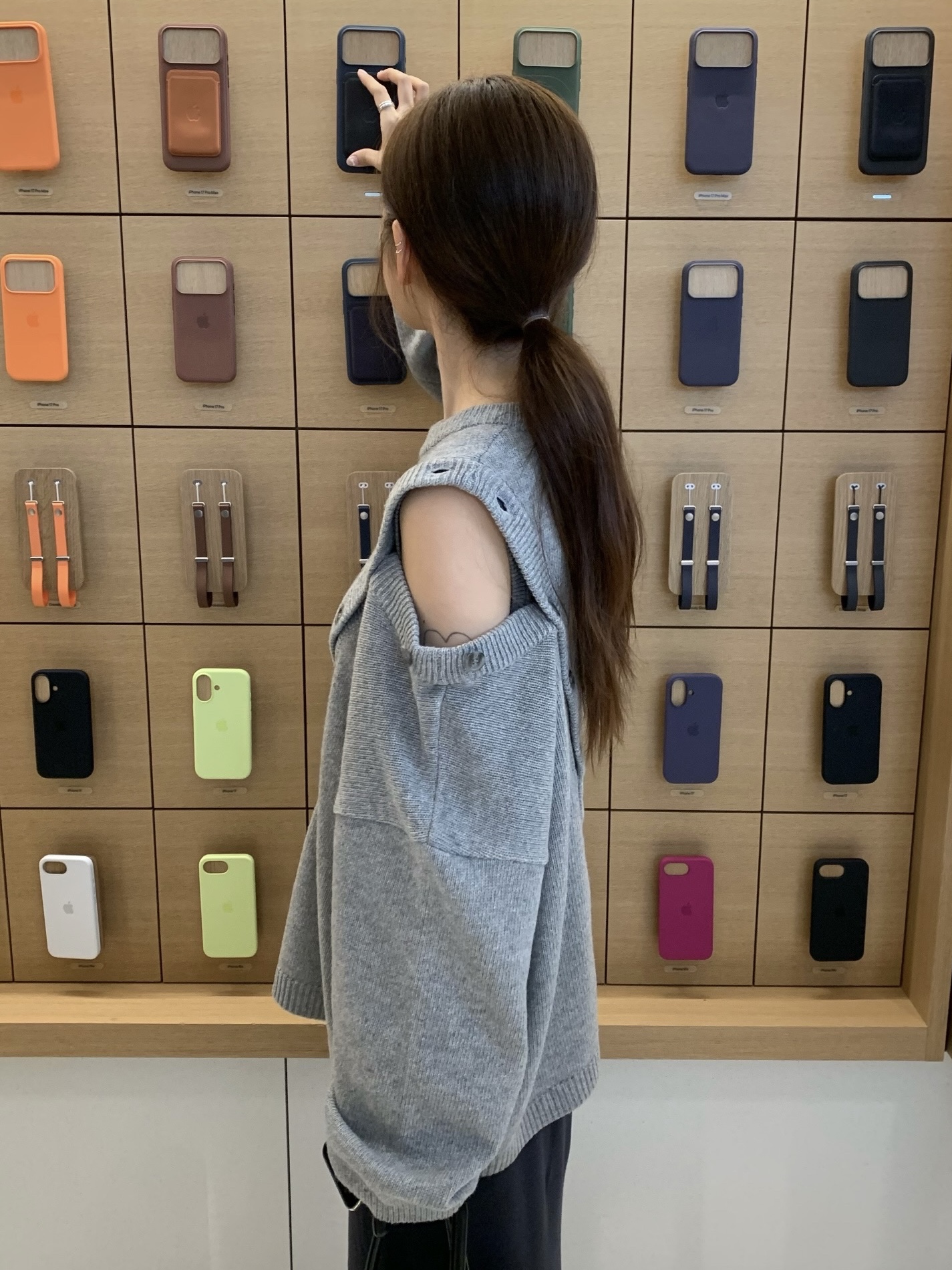 Apple iPhone 17 Pro 256GB Silver 착용 스타일 - 1