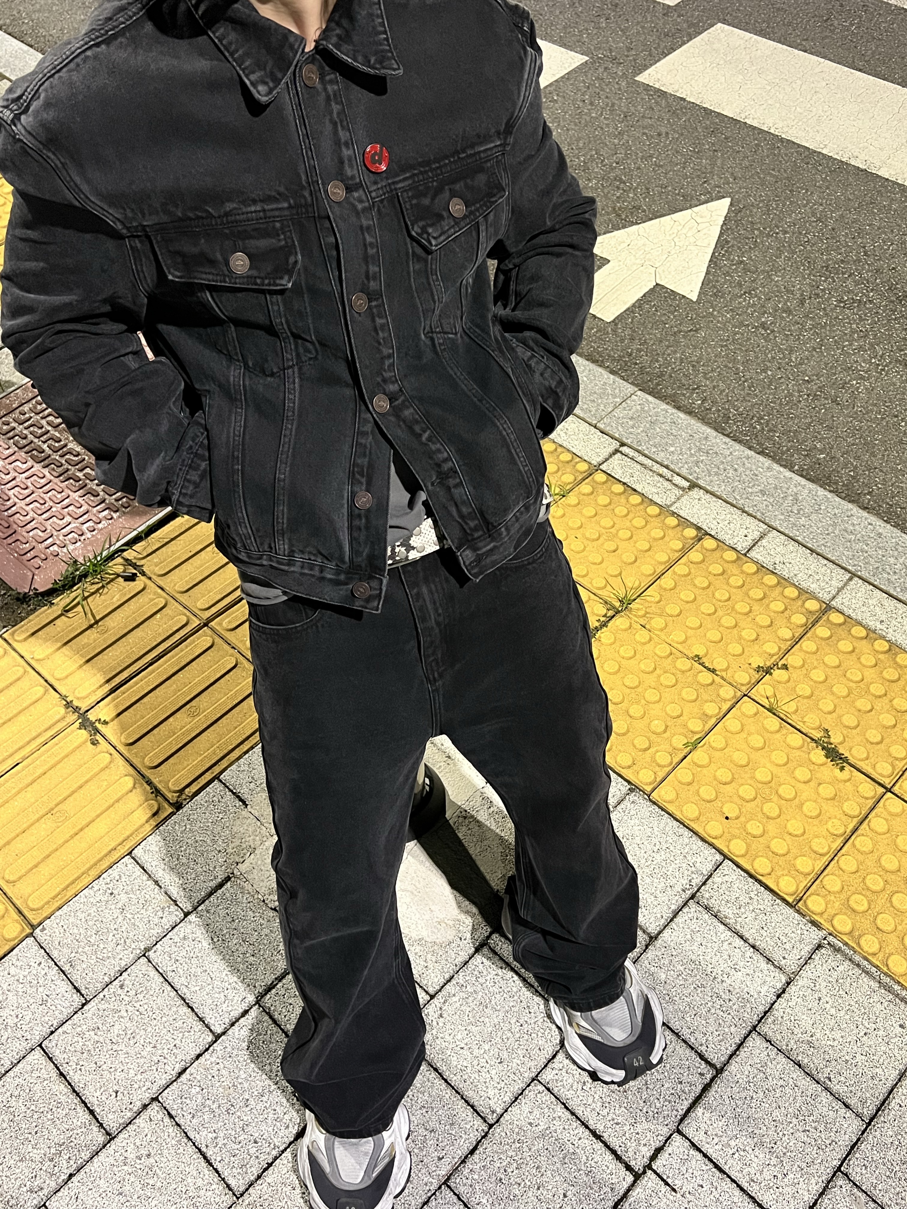 Balenciaga Cargo Sneakers White Grey, Aoiro Low-Key Cropped S/S T-Shirt Washed Grey 착용 스타일 - 4