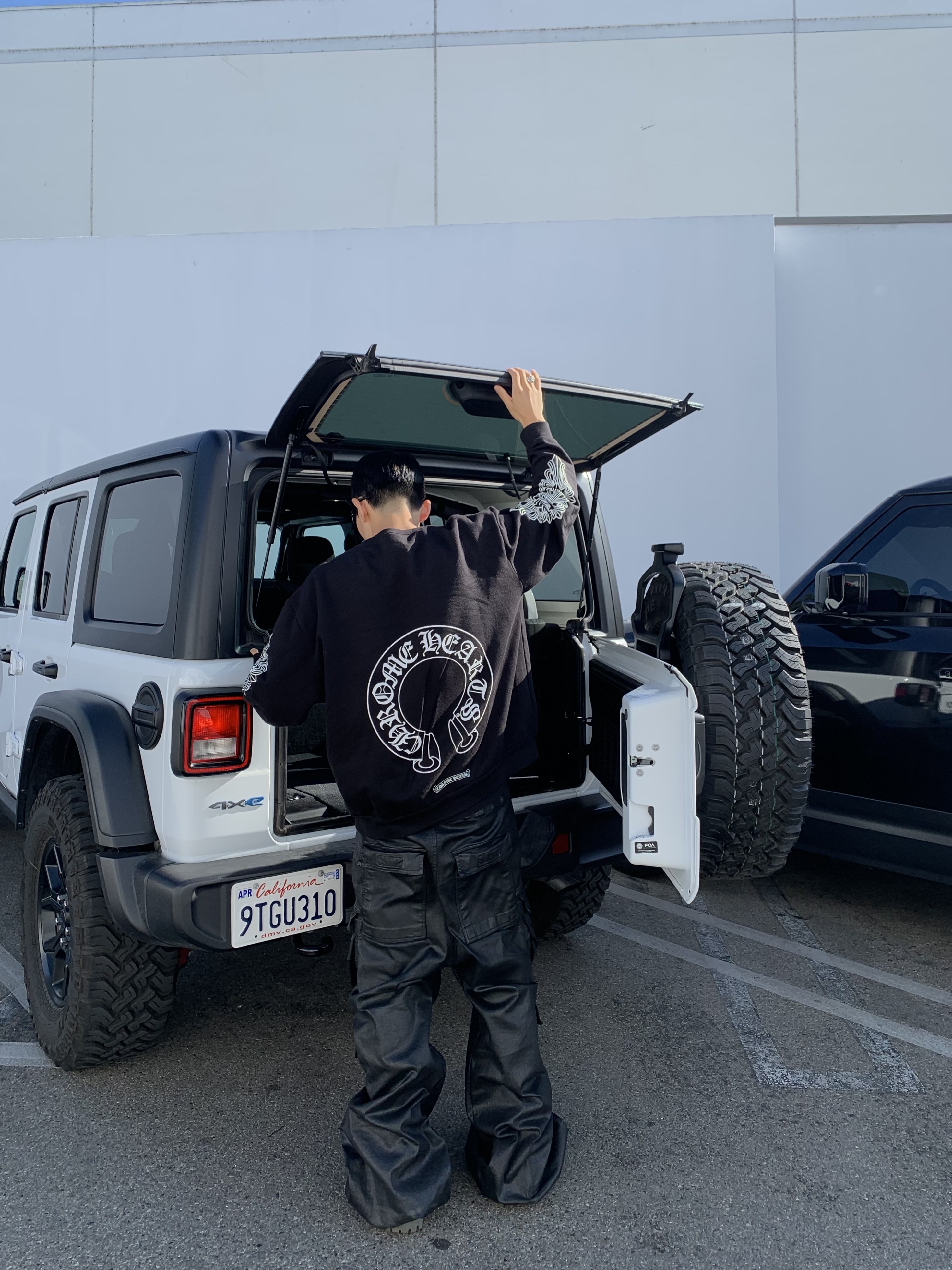Rick Owens Porterville Denim Double Cargo Jumbo Belas Pants Black Wax, Chrome Hearts Horseshoe Logo Sweatshirt Black 착용 스타일 - 1