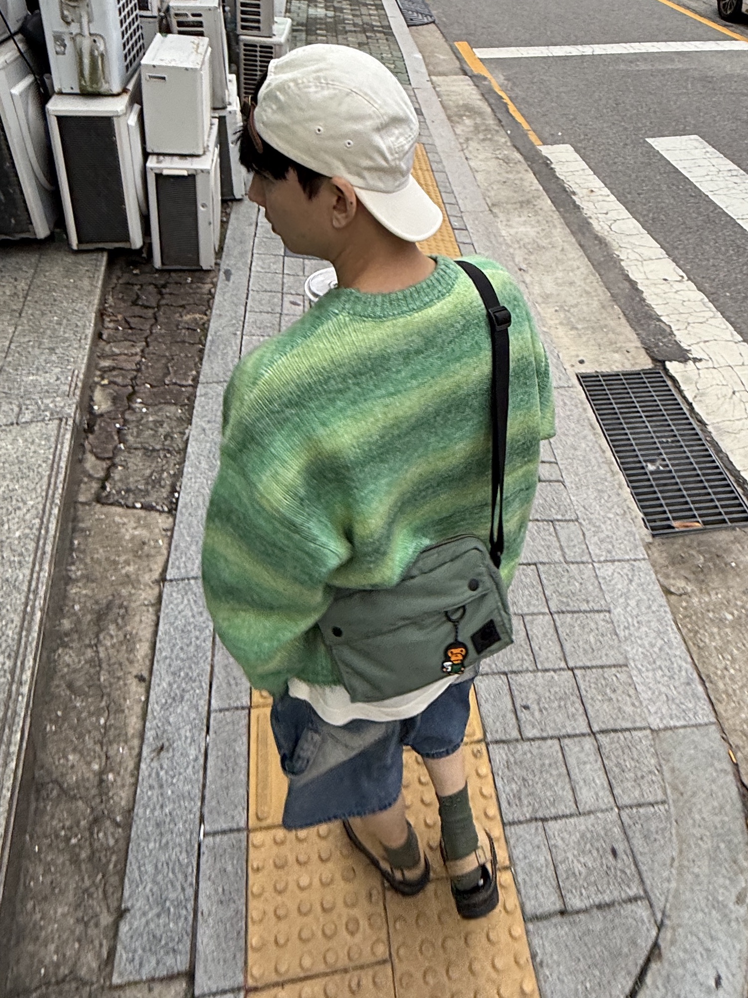 Dr. Martens Zebzag Mules Savannah Tan, Starbucks x BAPE Baby Milo Keychain 착용 스타일 - 3