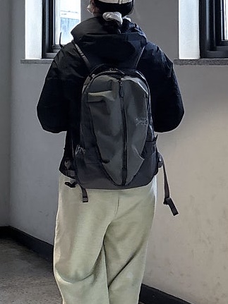 Arc'teryx Arro 16 Backpack Cloud, (W) Arc'teryx Solano Down Hoody Black 착용 스타일 - 2