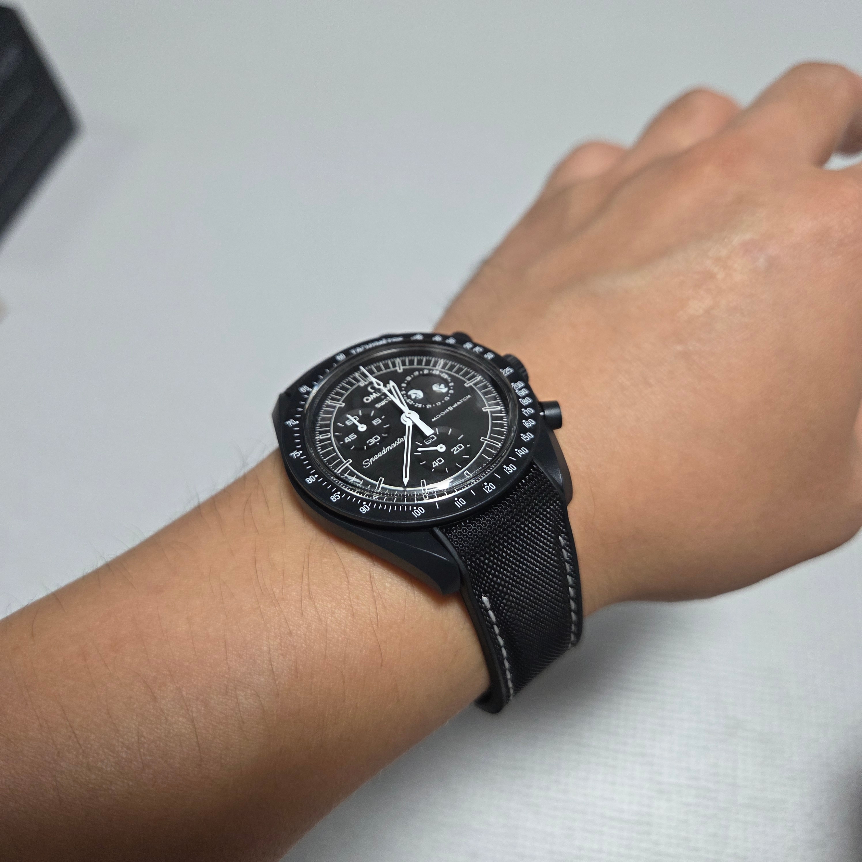 Swatch x Omega x Snoopy Bioceramic Moonswatch Mission To The Moonphase New Moon 착용 스타일 - 2