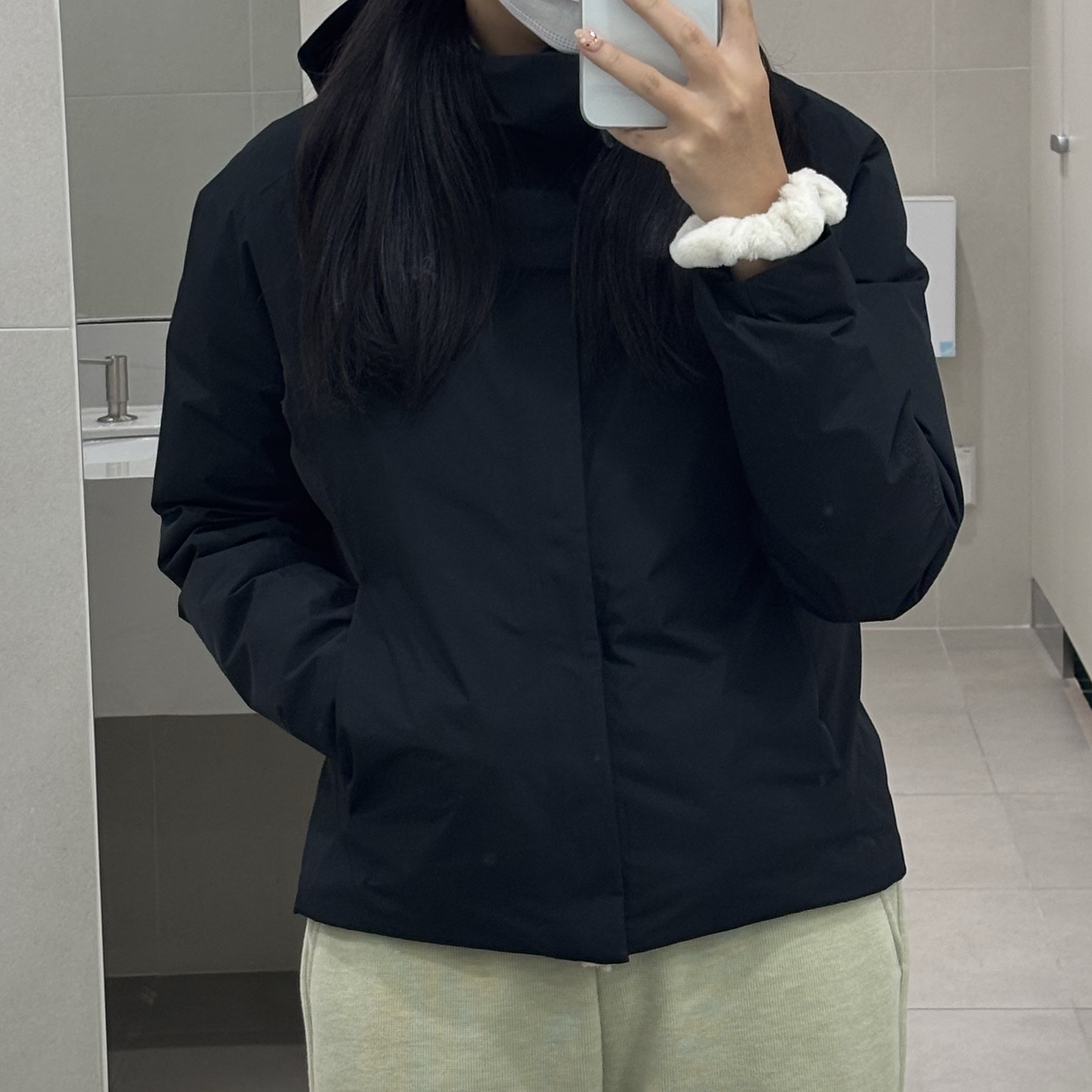 (W) Arc'teryx Solano Down Hoody Black 착용 스타일 - 3