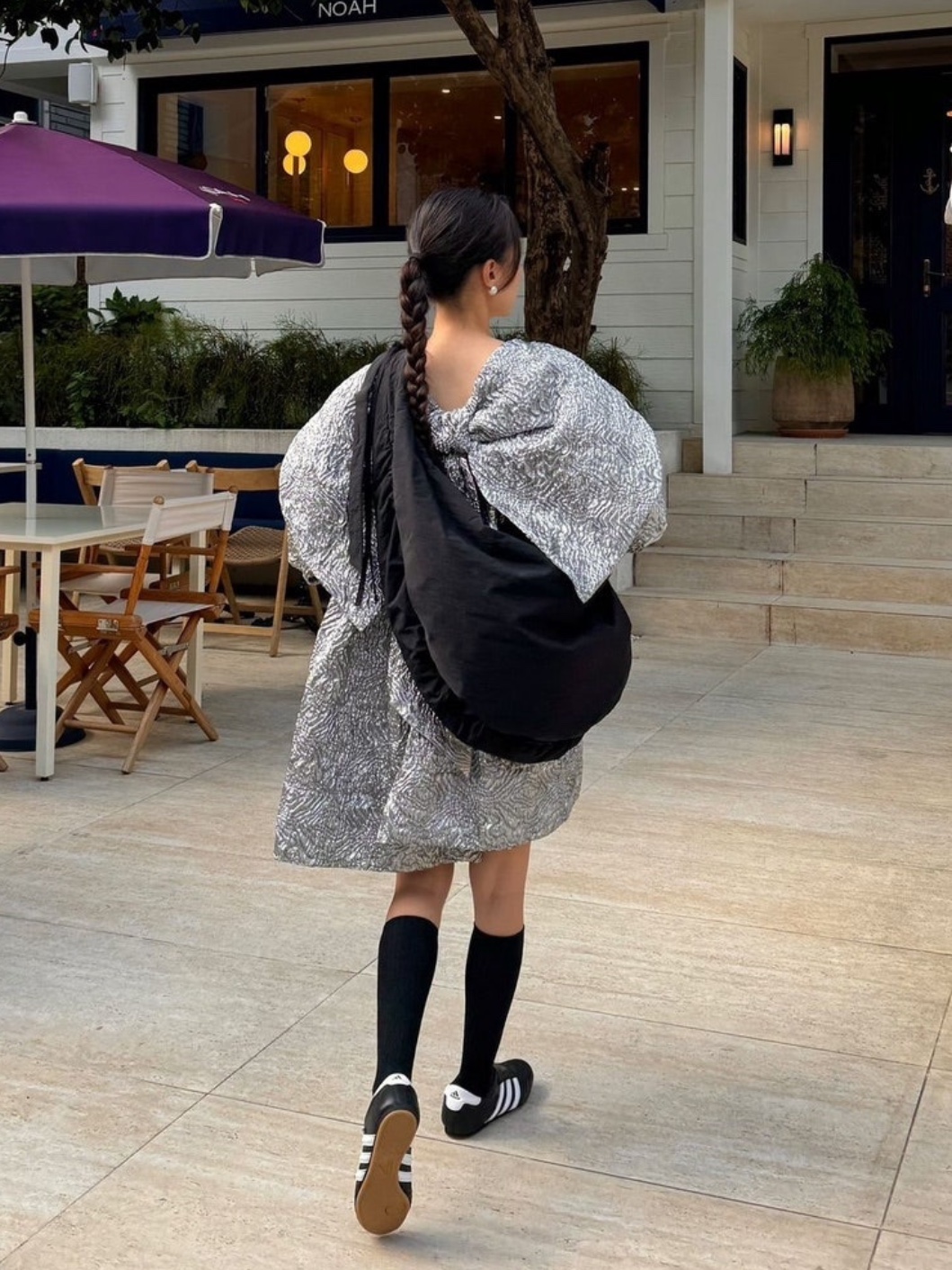 COS Canopy Nylon Oversized Crossbody Bag Black 착용 스타일 - 1