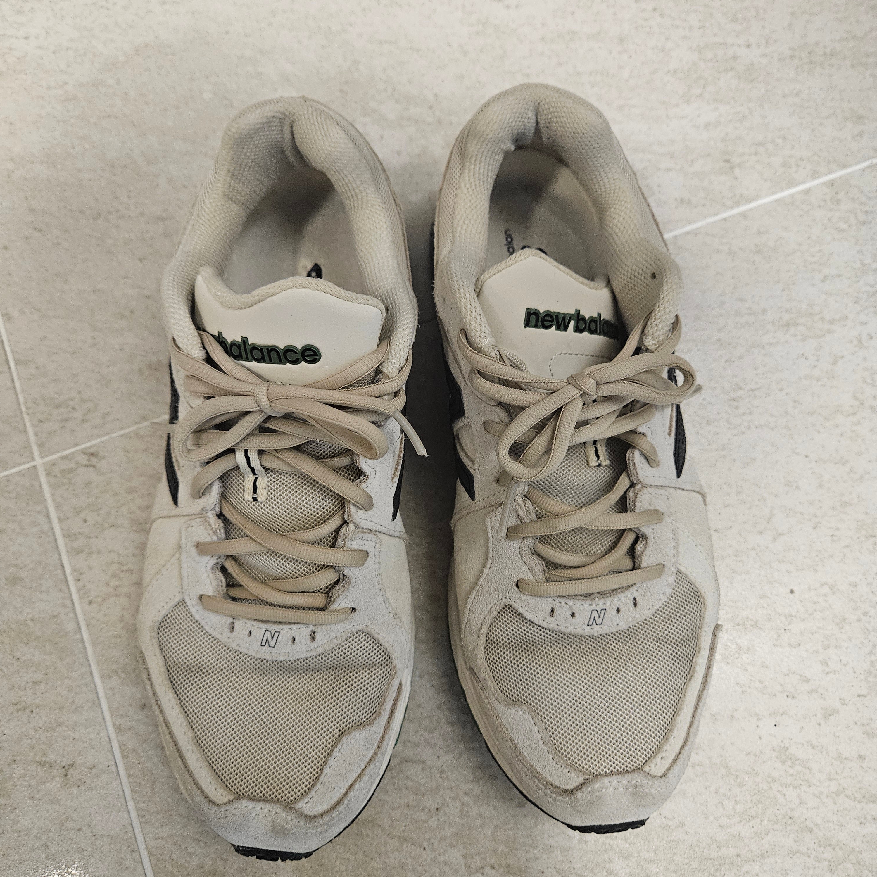 New Balance 860v2 Cream Beige 착용 스타일