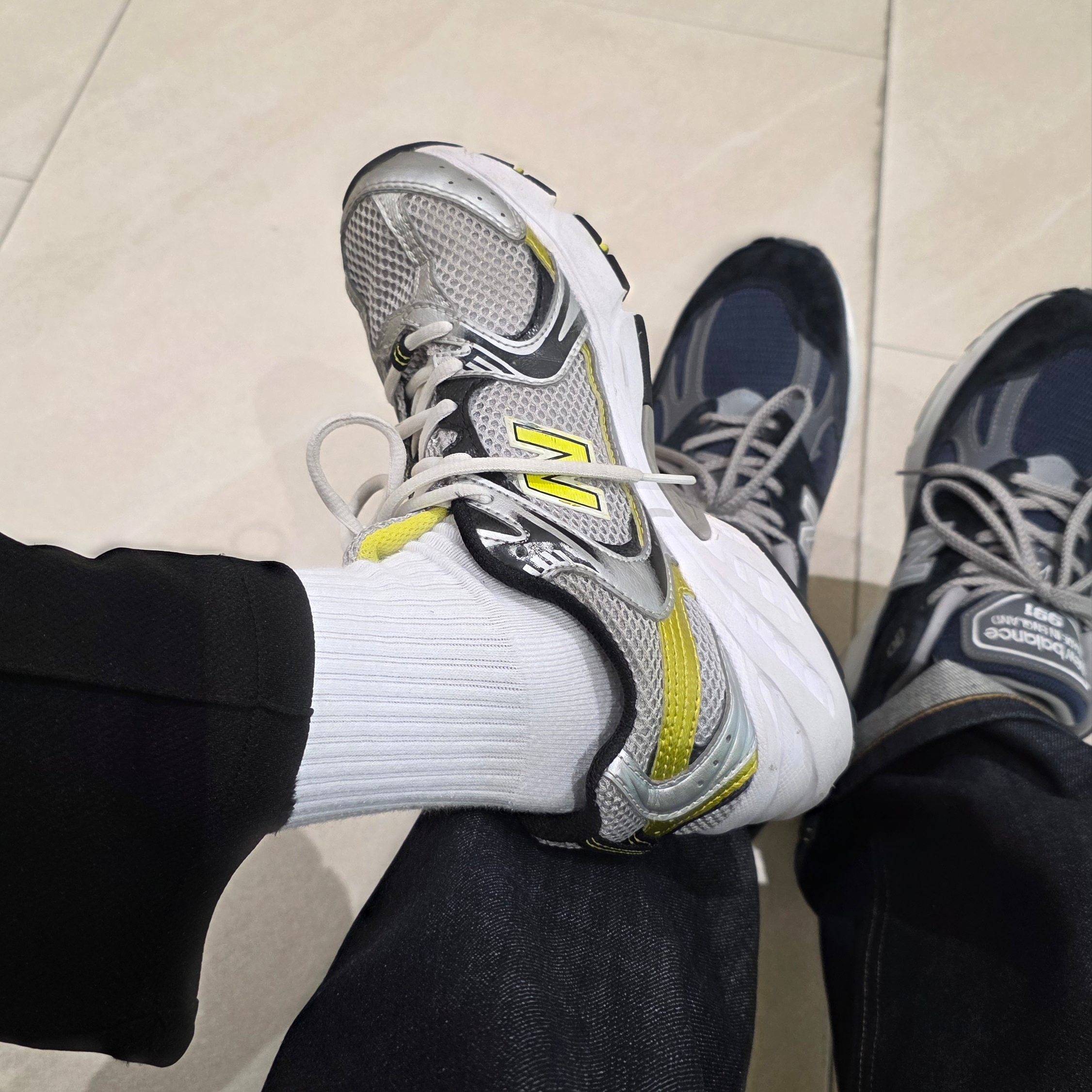 New Balance 530 Silver, New Balance 991v2 Made in UK Dark Navy Smoked Pearl 착용 스타일