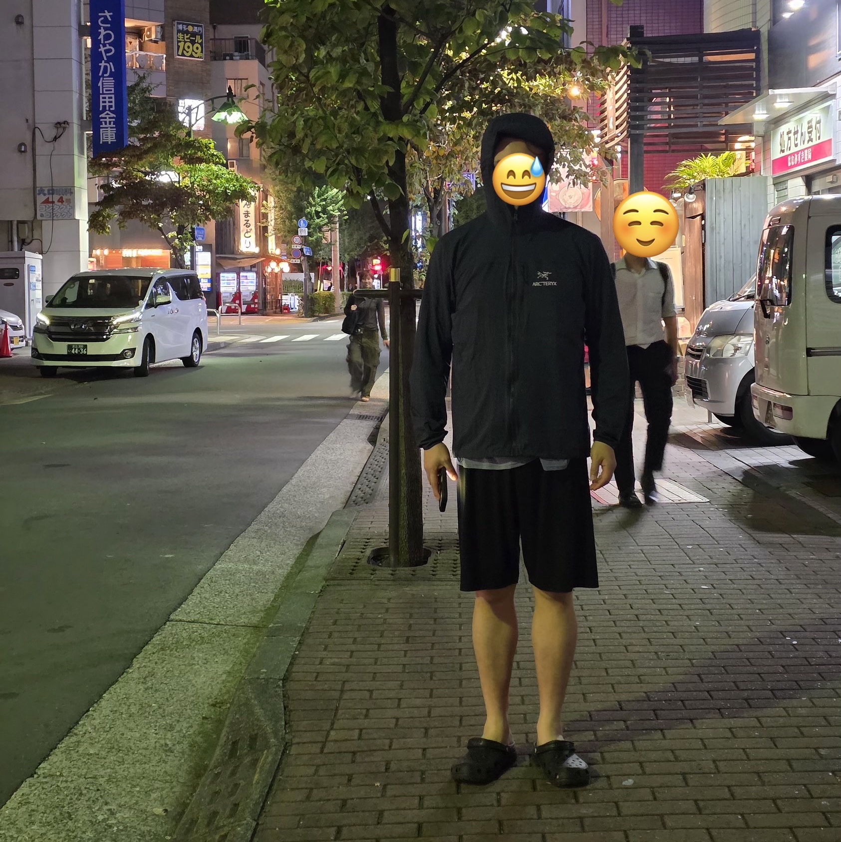 Arc'teryx Squamish Hoody Black Sapphire, Crocs Classic Clog Black 착용 스타일