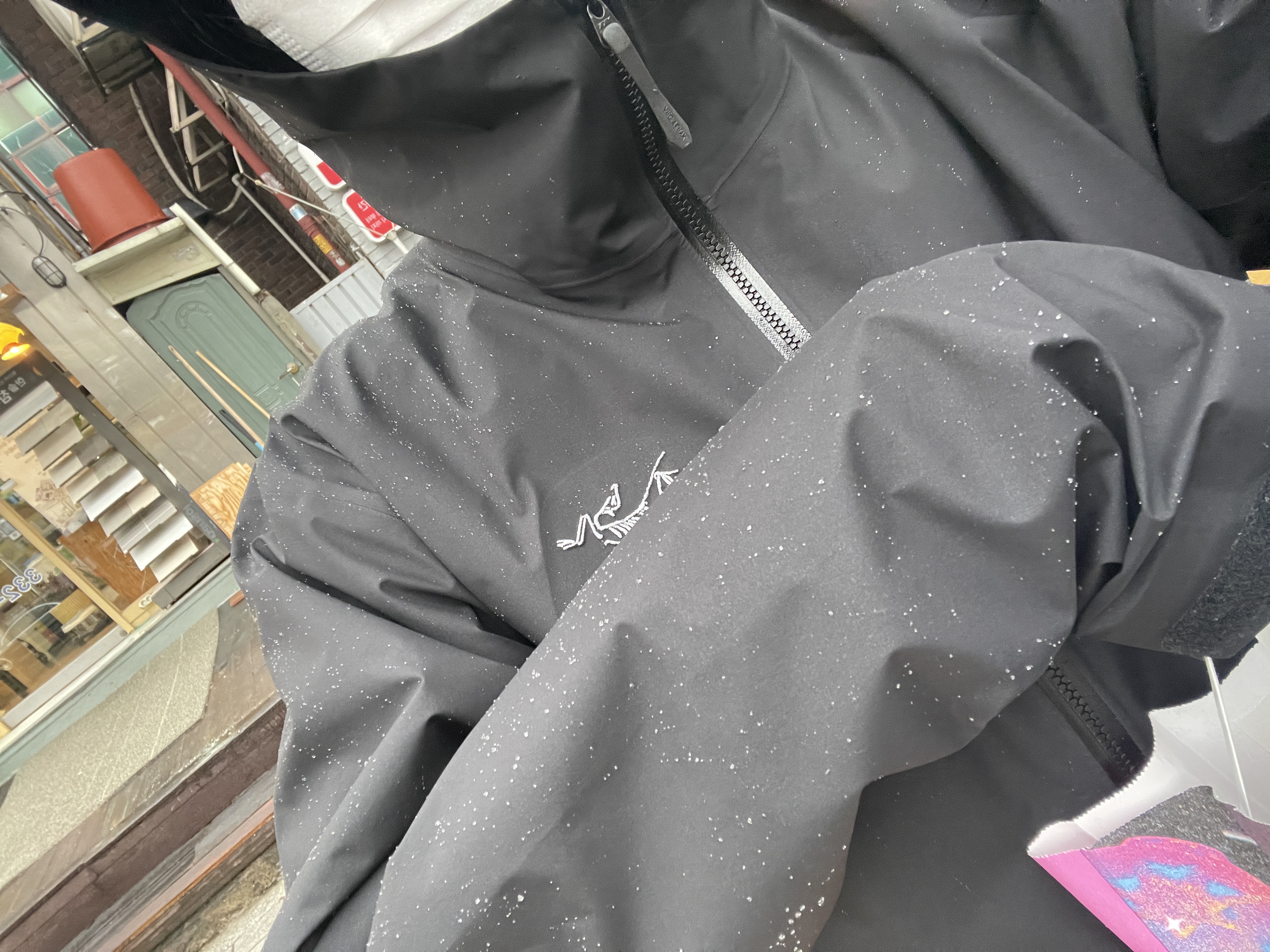 Arc'teryx Beta Jacket Black 착용 스타일