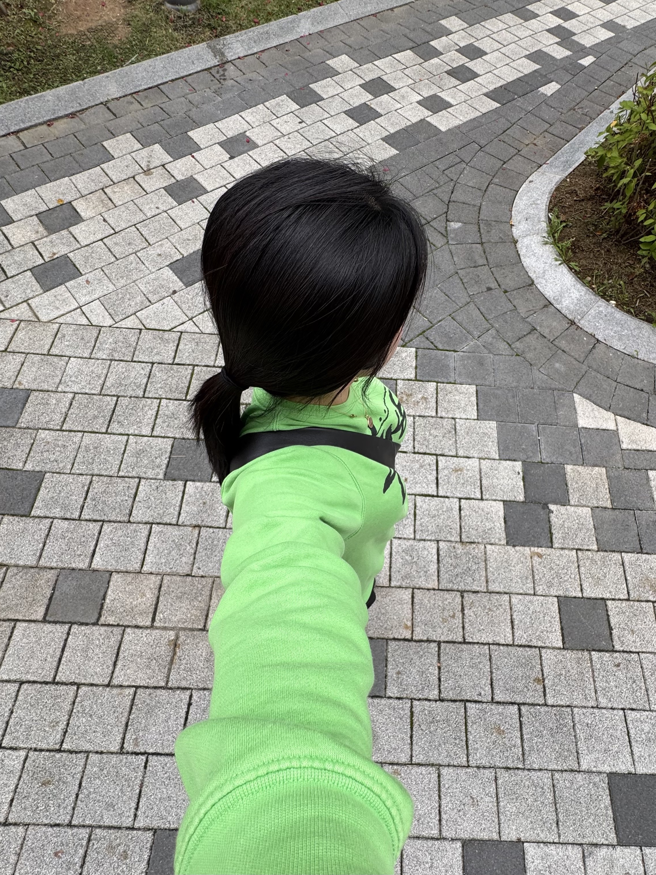 Stussy Bent Crown Sweater Lime, Lemaire Medium Croissant Bag Soft Nappa Leather Dark Chocolate 착용 스타일