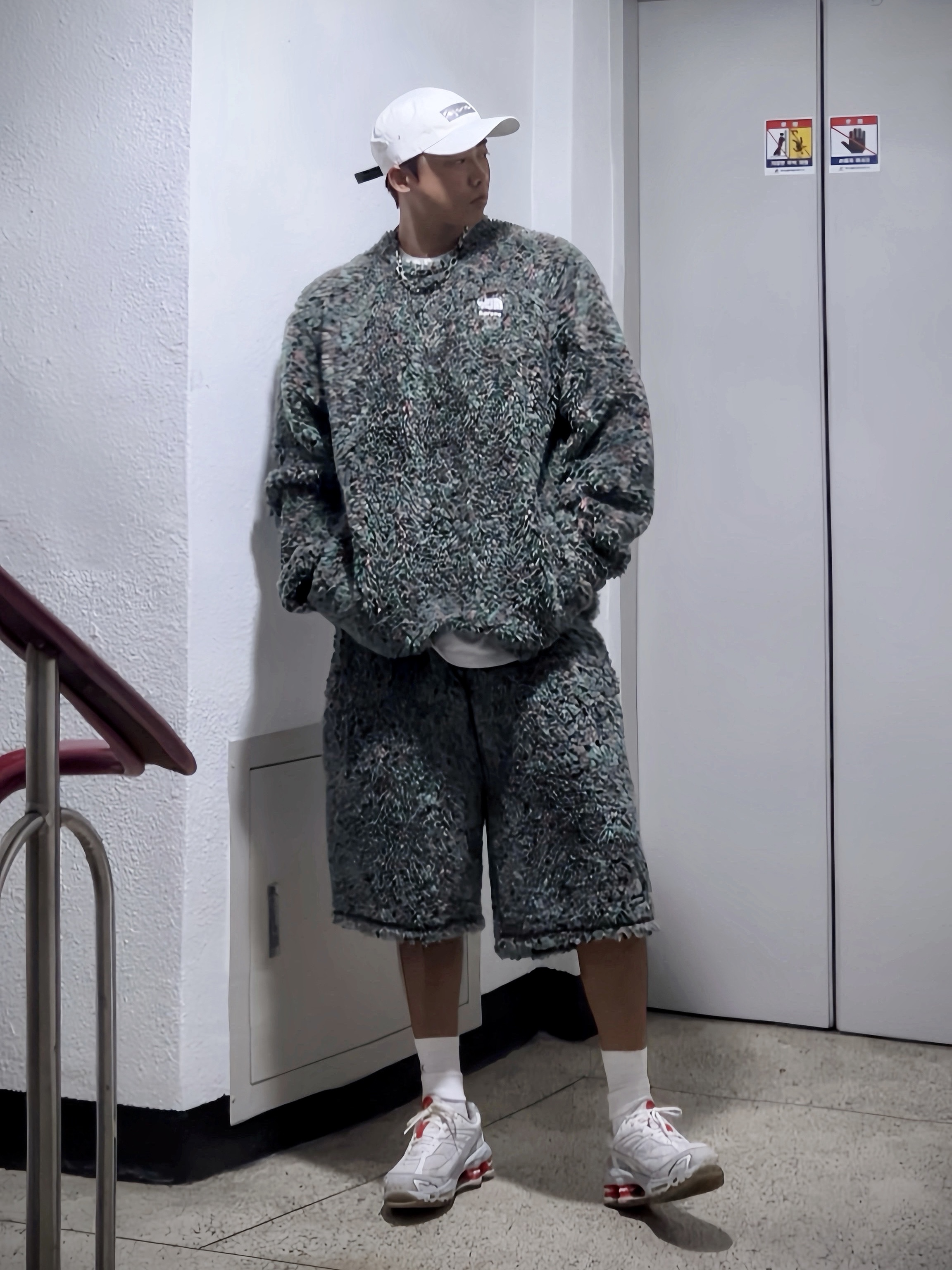 Supreme Mirror Camp Cap White - 21FW, Supreme x The North Face Bandana T-Shirt White - 22SS 착용 스타일