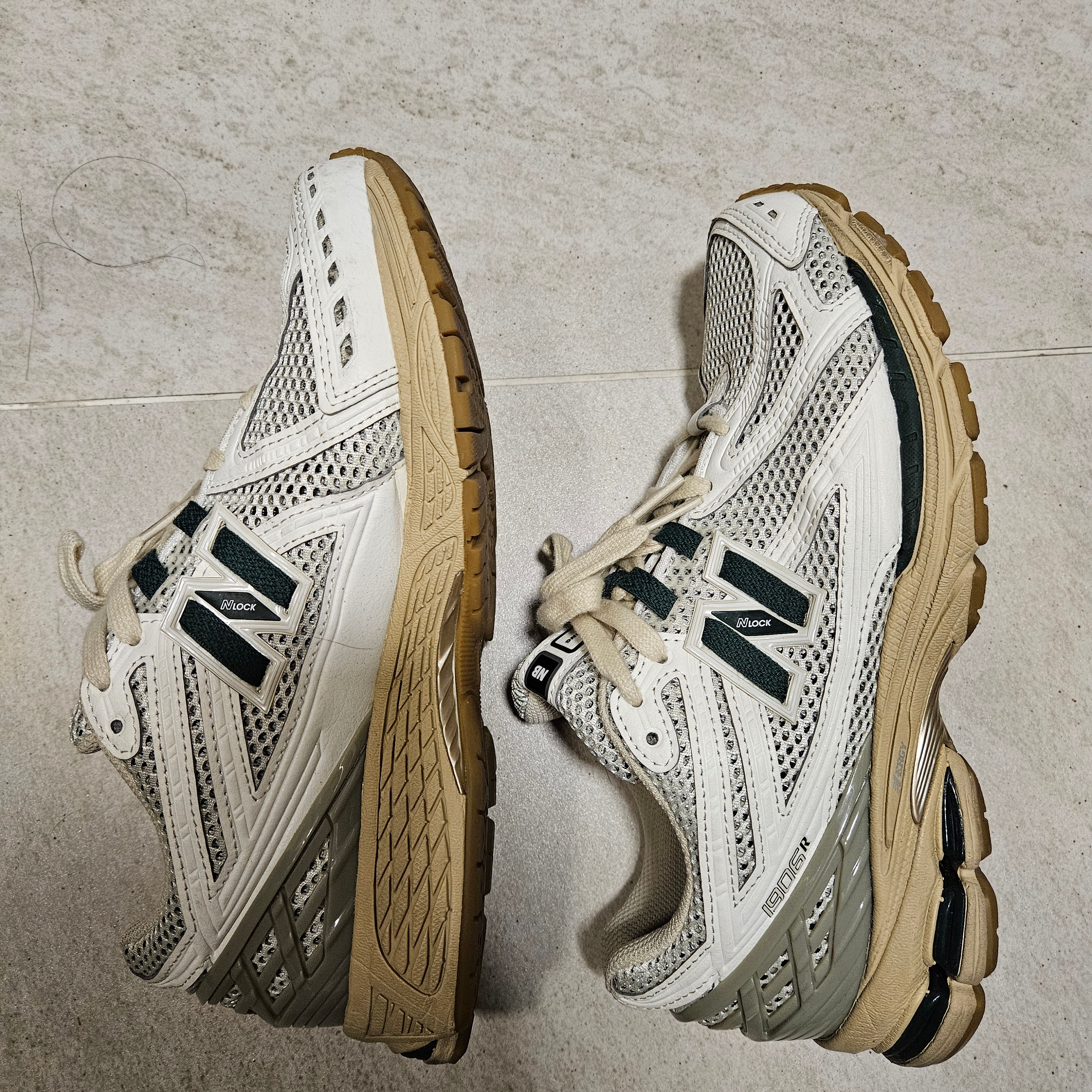 New Balance 1906R Silver Green 착용 스타일