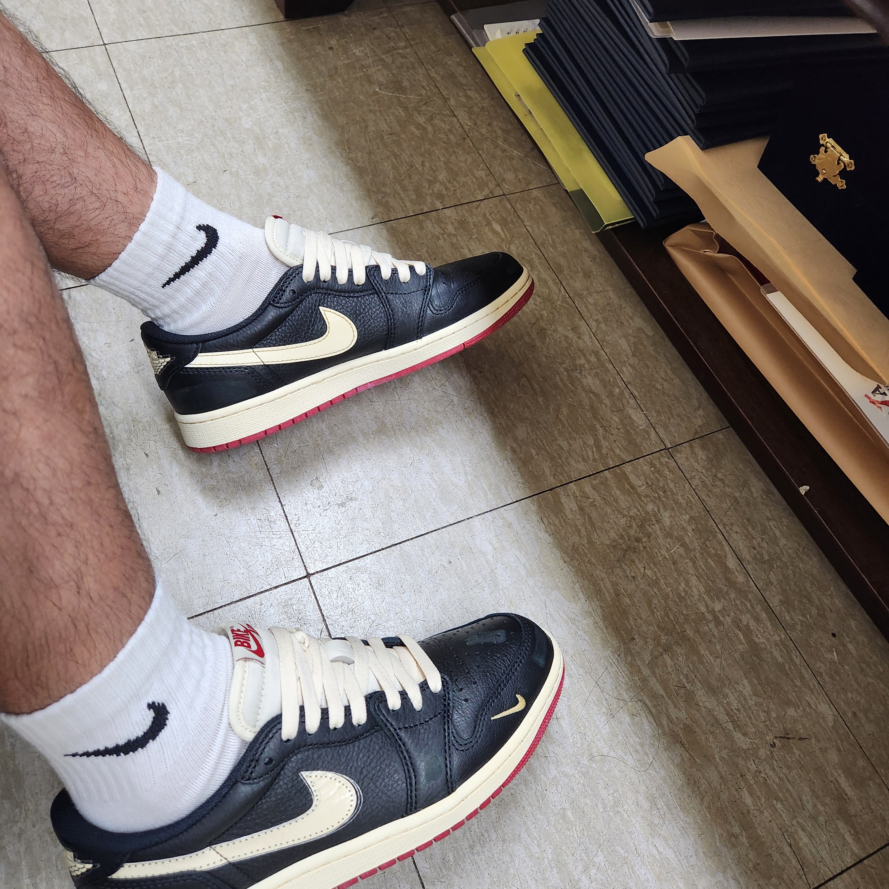 Jordan 1 x Nigel Sylvester Retro Low OG Better With Time 착용 스타일 - 1