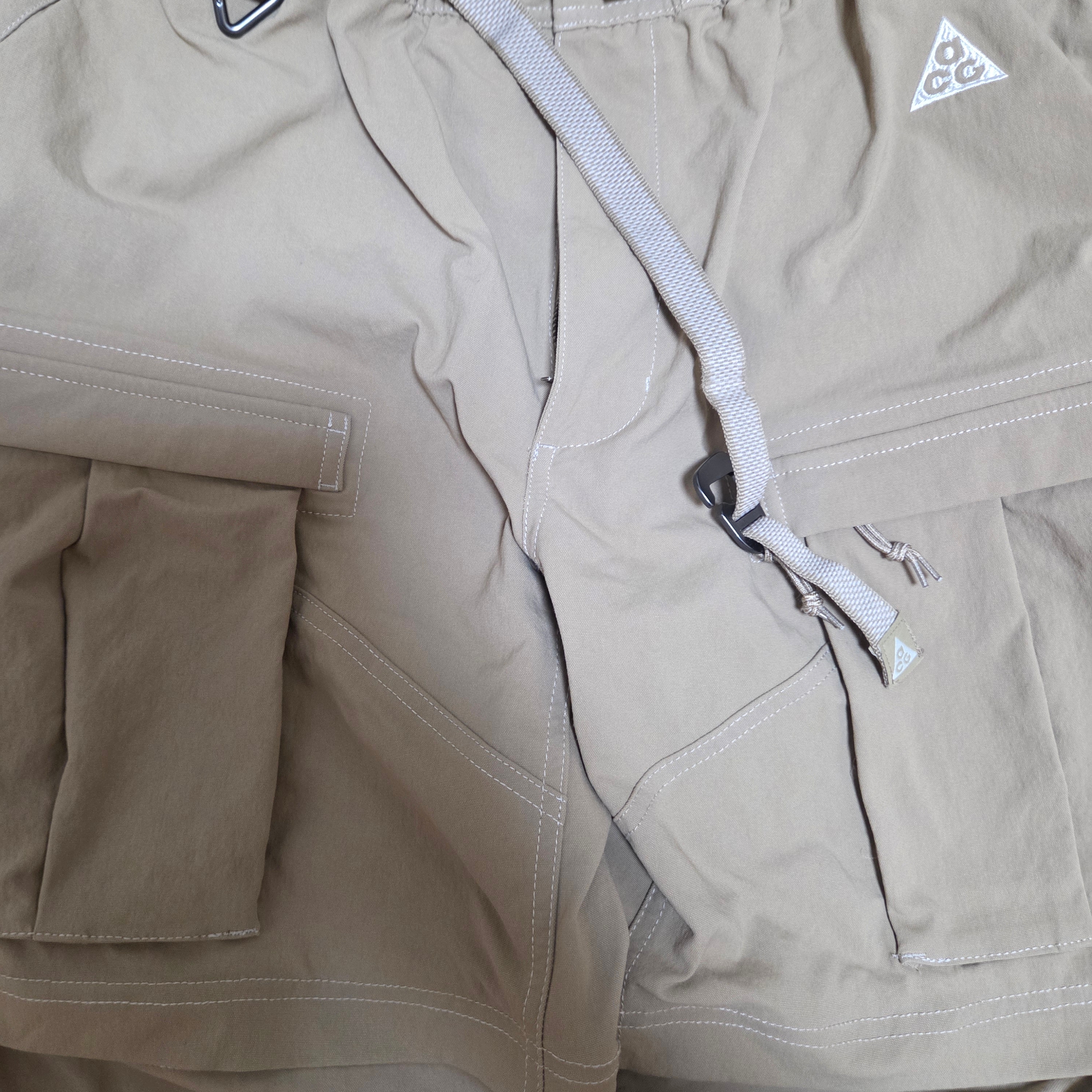 Nike ACG Smith Summit Cargo Pants Khaki Iron Ore - Asia 착용 스타일 - 1