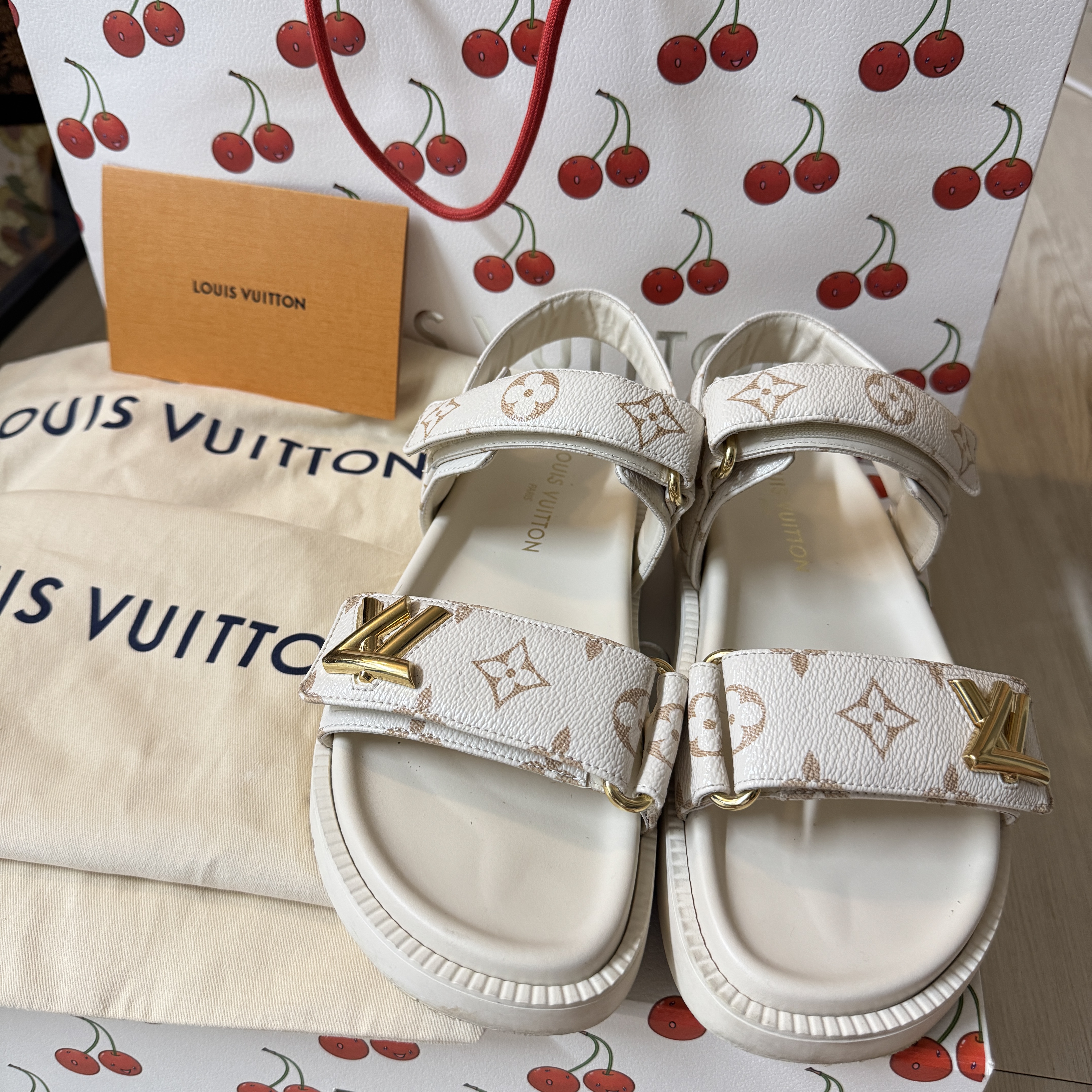 (W) Louis Vuitton x Murakami Takashi LV Sunset Flat Comfort Sandal Multicolor White 착용 스타일 - 1