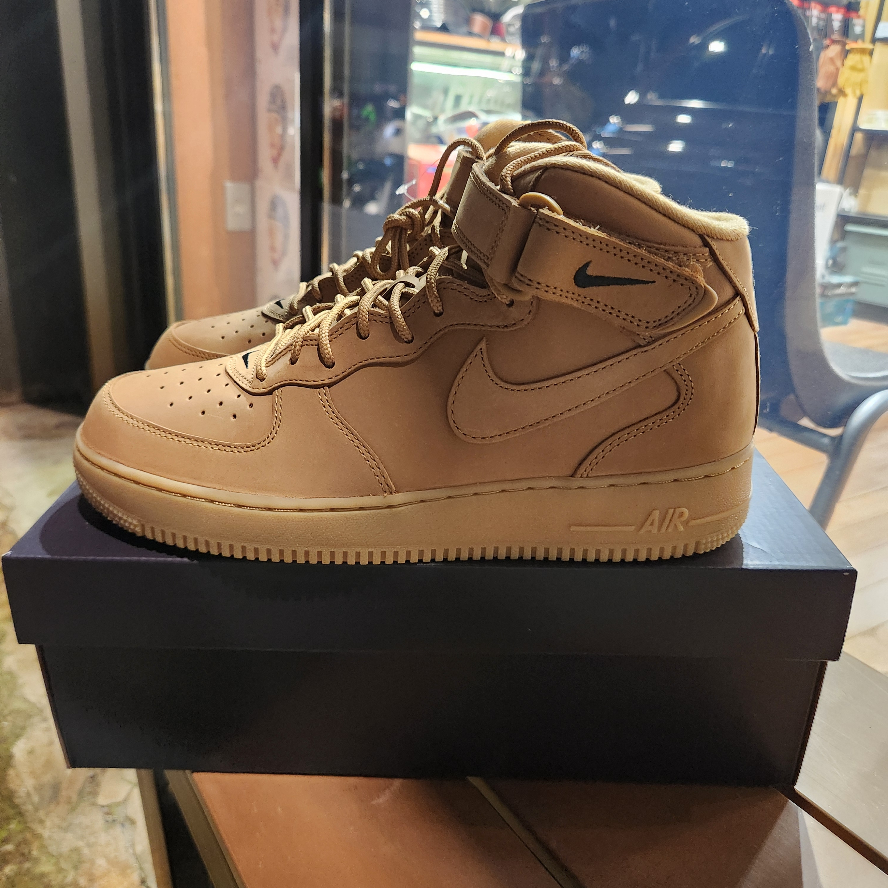 Nike Air Force 1 Mid Flax and Outdoor Green 착용 스타일 - 1