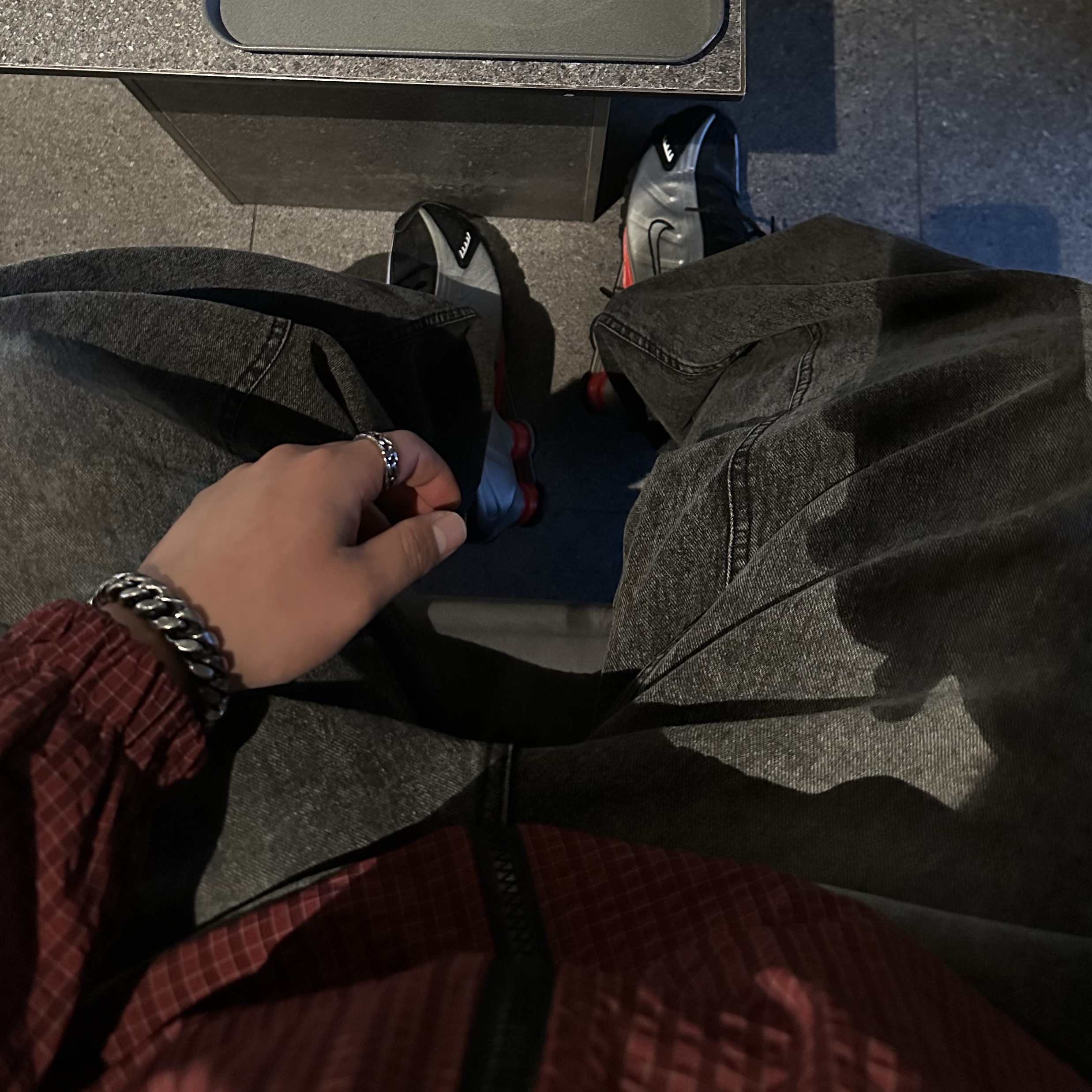 Nike Shox R4 Metallic Silver Red 착용 스타일 - 1