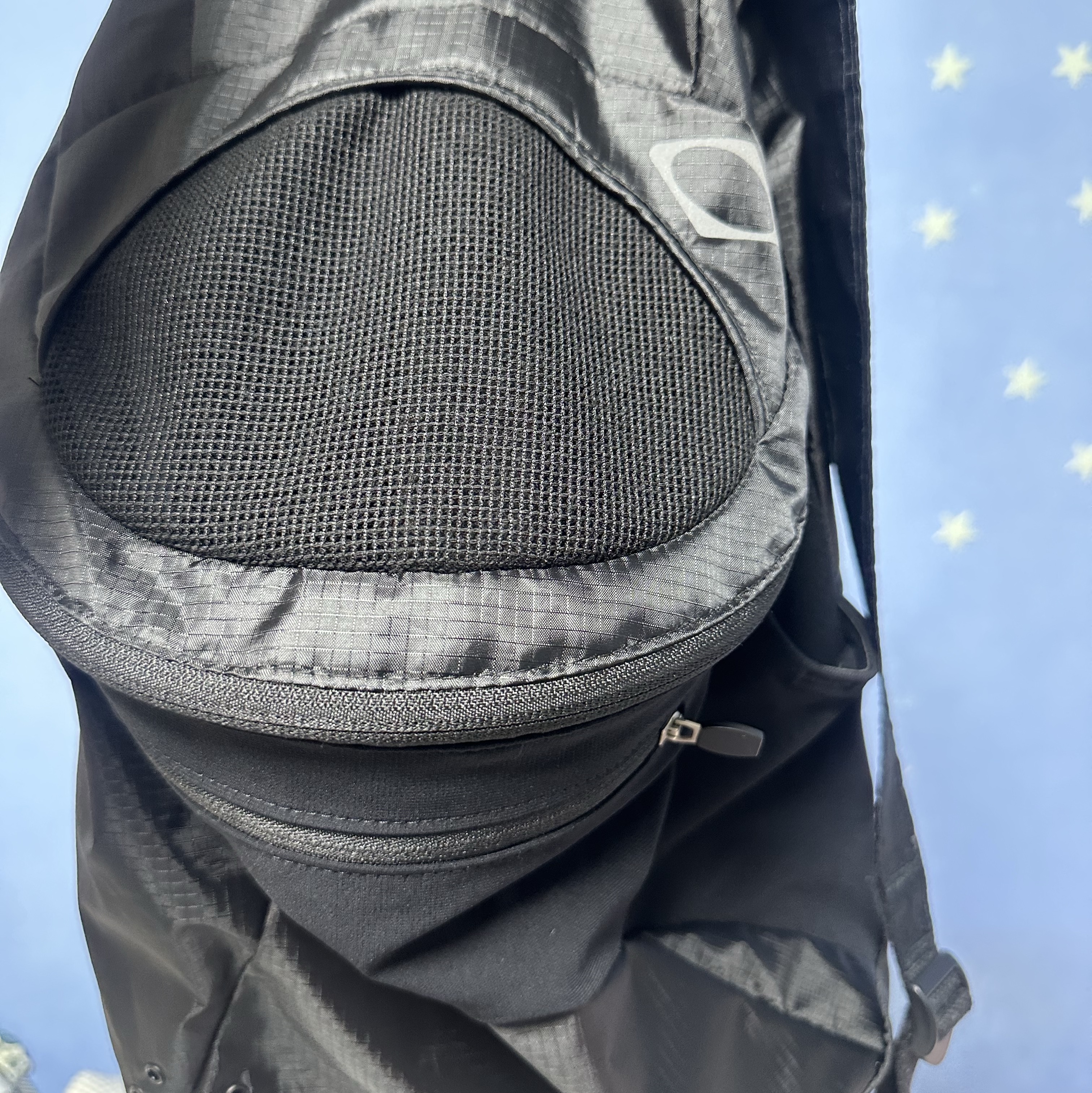 Mischief Lightweight Zip Around Backpack Black 착용 스타일