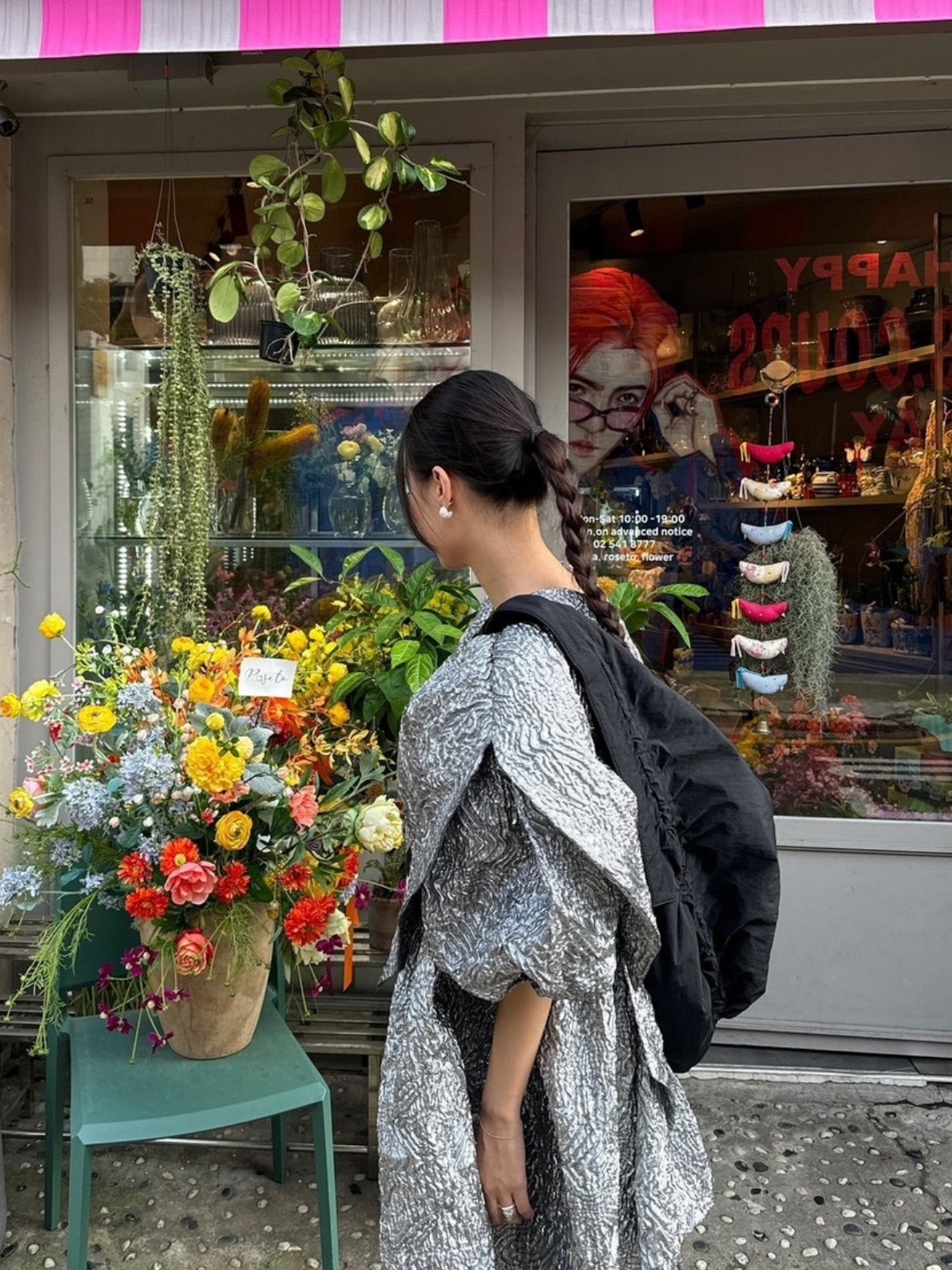 COS Canopy Nylon Oversized Crossbody Bag Black 착용 스타일 - 2