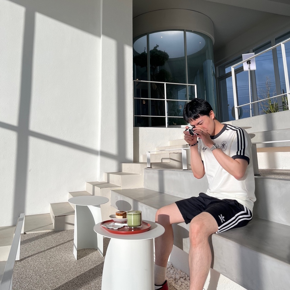 Jordan 1 Retro Low OG Black Toe, Adidas German Adicolor Classic 3-Stripes T-Shirt Off White - KR Sizing 착용 스타일