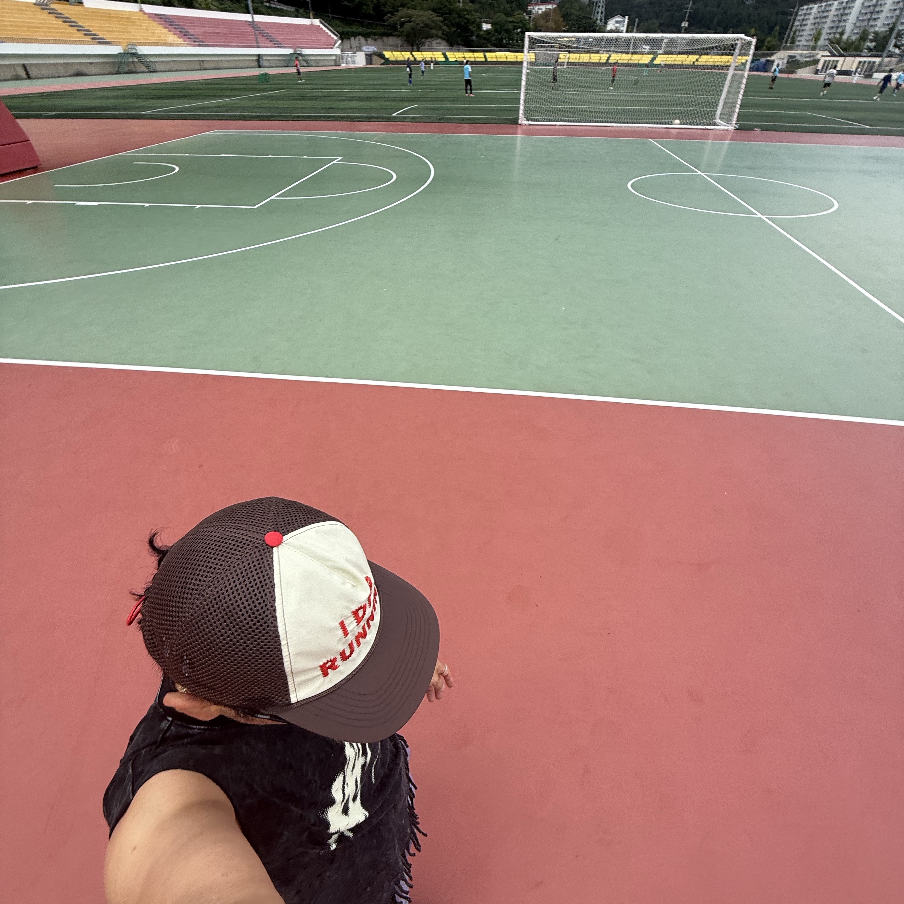 Alex Zono I Dig Running Trucker Hat OG Brown 착용 스타일