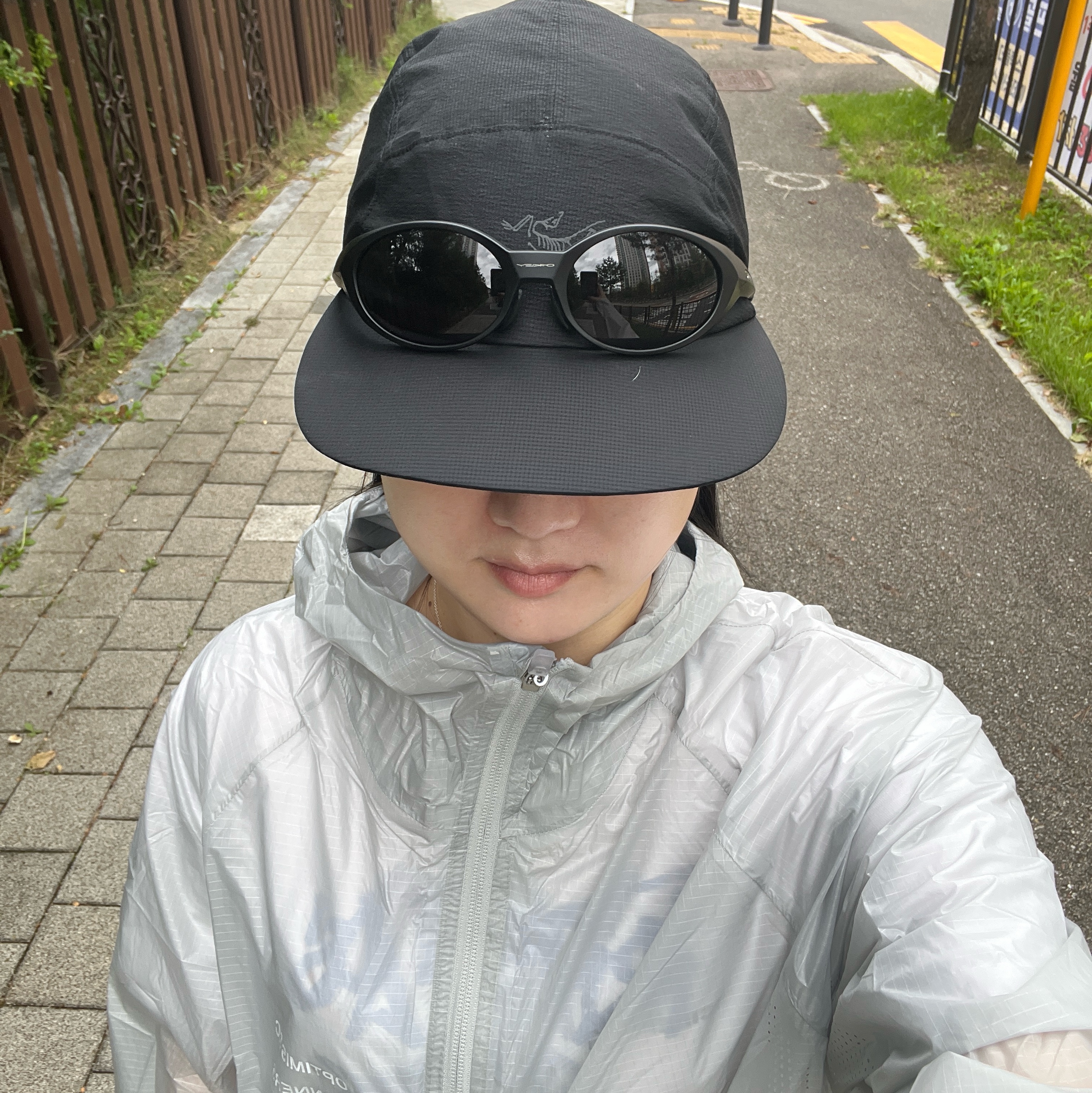 Optimistic Runners Performance Packable Jacket Grey, Arc'teryx Norvan Regular Brim Hat Black 착용 스타일