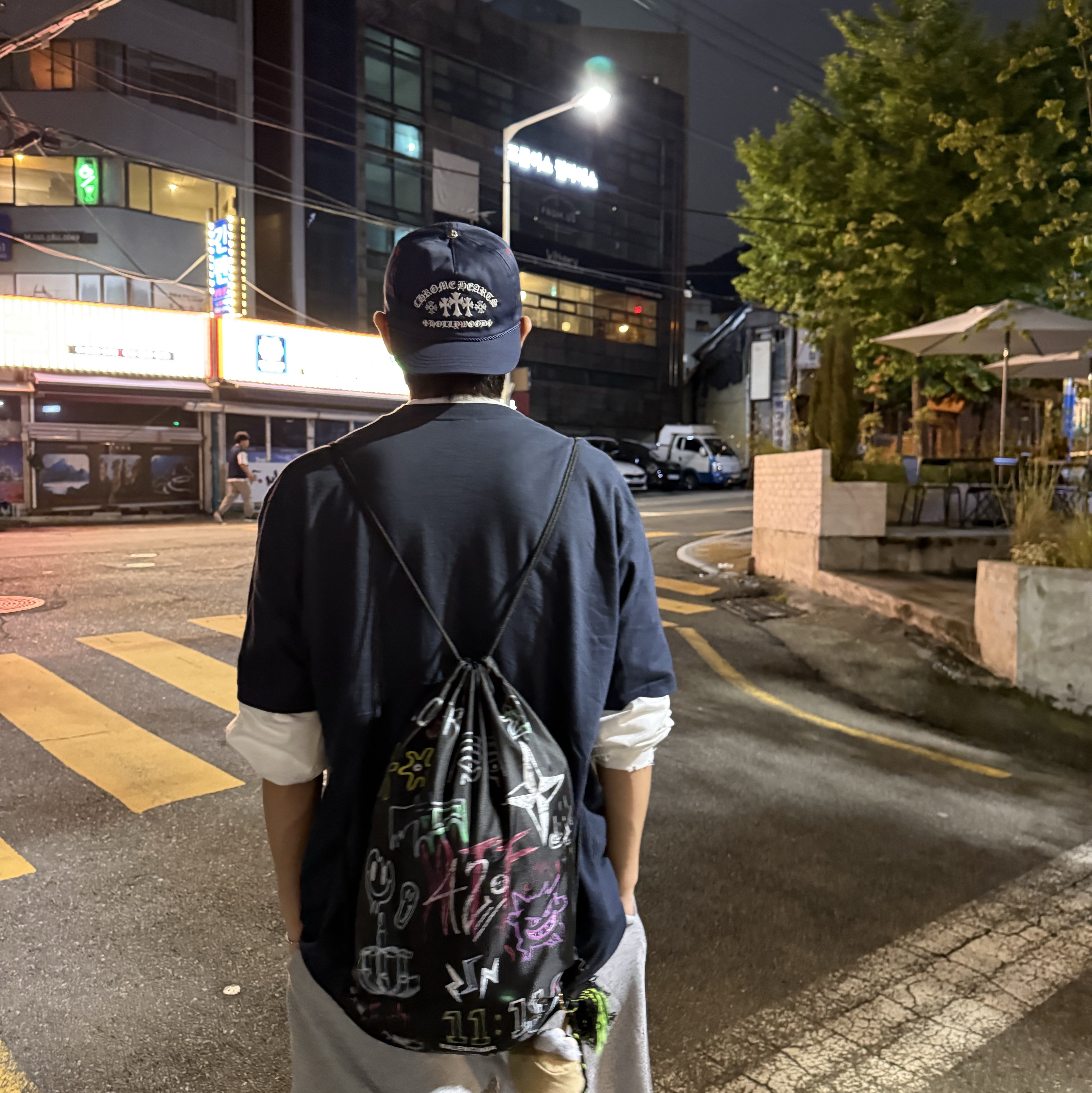 Chrome Hearts Gas Station Cemetery Trucker Hat Navy 착용 스타일 - 1