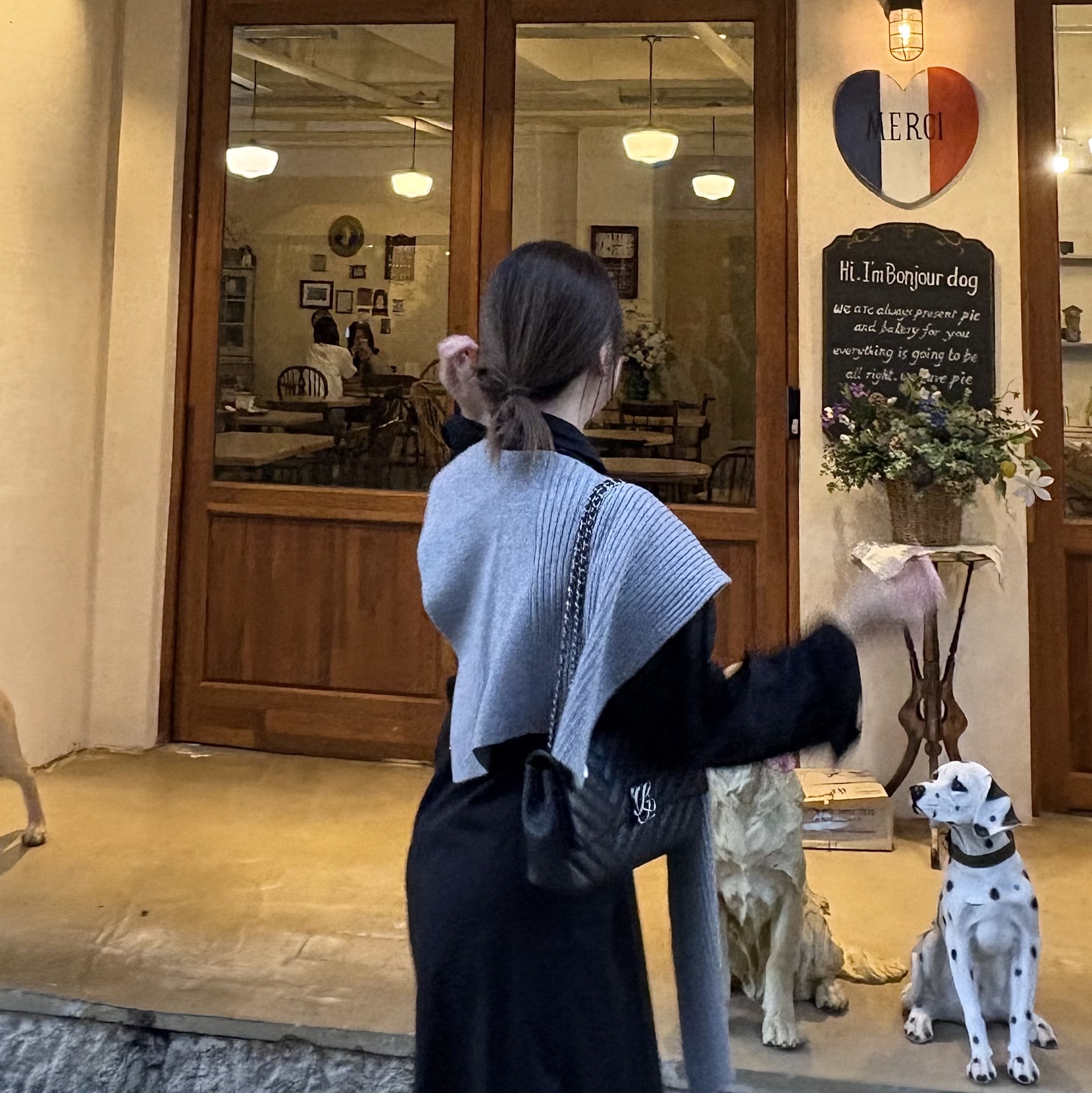 Louis Quatorze 08BL L-Quilting Shoulder Bag Black, (W) BAPE Milo Regular Fit T-Shirt White 착용 스타일 - 1