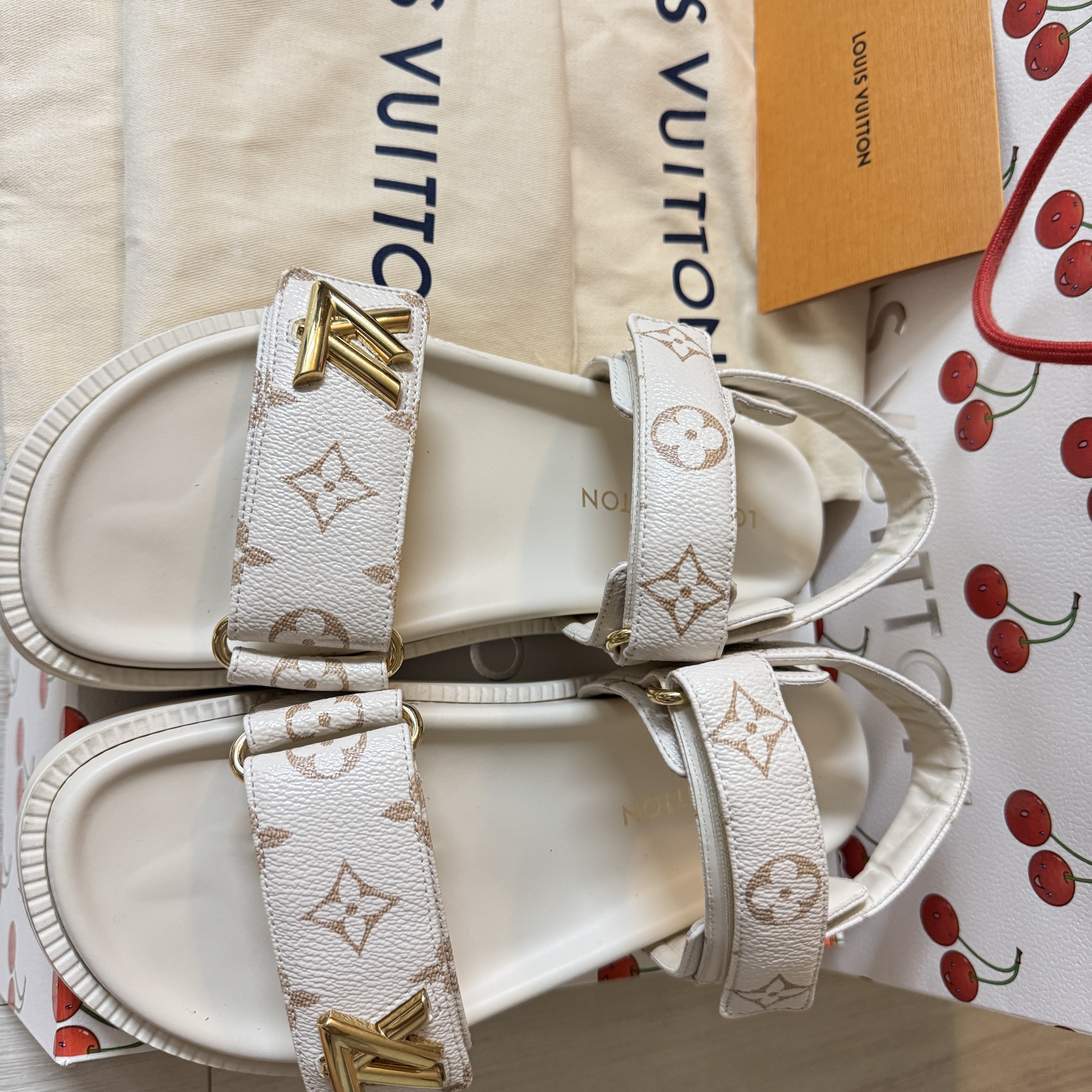(W) Louis Vuitton x Murakami Takashi LV Sunset Flat Comfort Sandal Multicolor White 착용 스타일 - 2