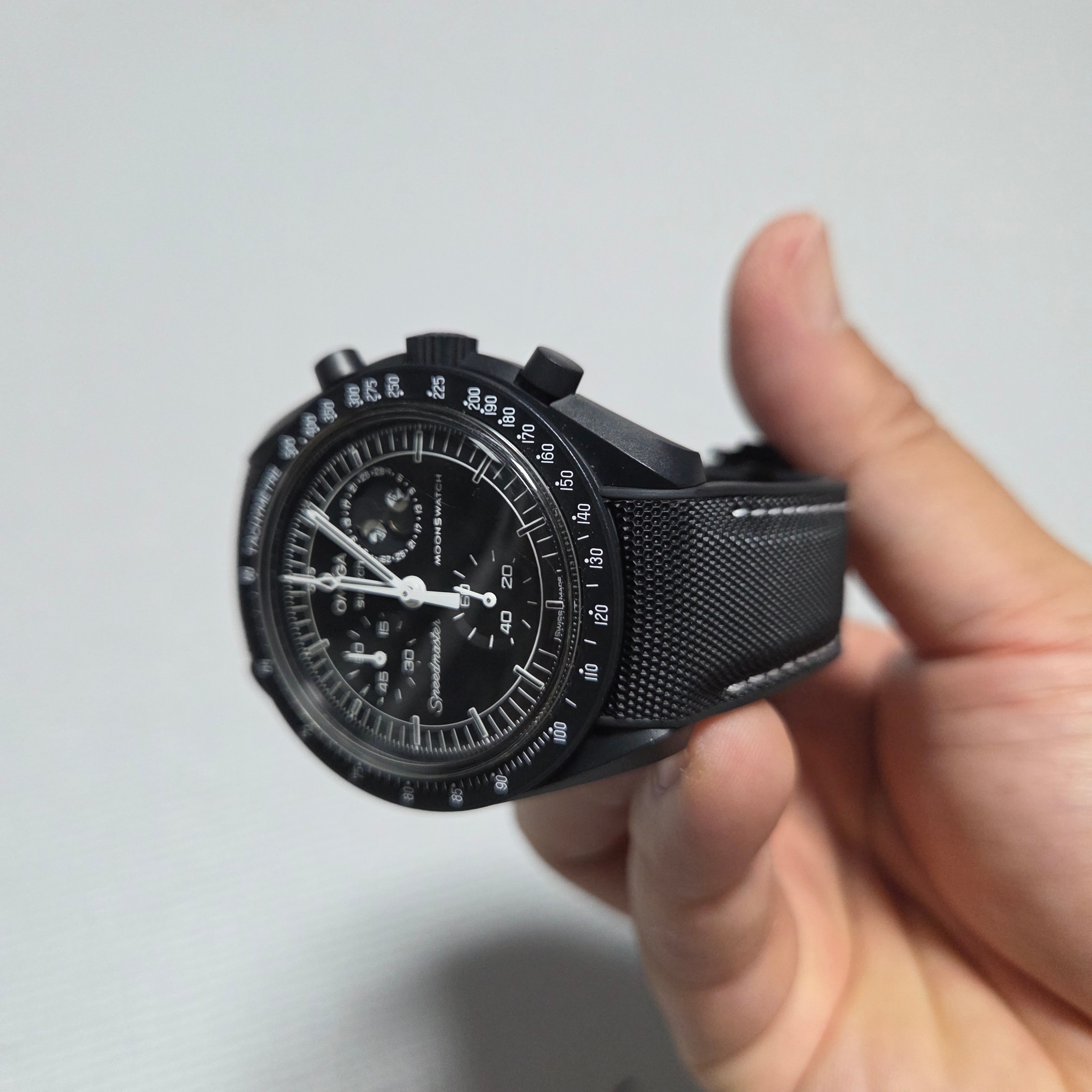 Swatch x Omega x Snoopy Bioceramic Moonswatch Mission To The Moonphase New Moon 착용 스타일 - 1