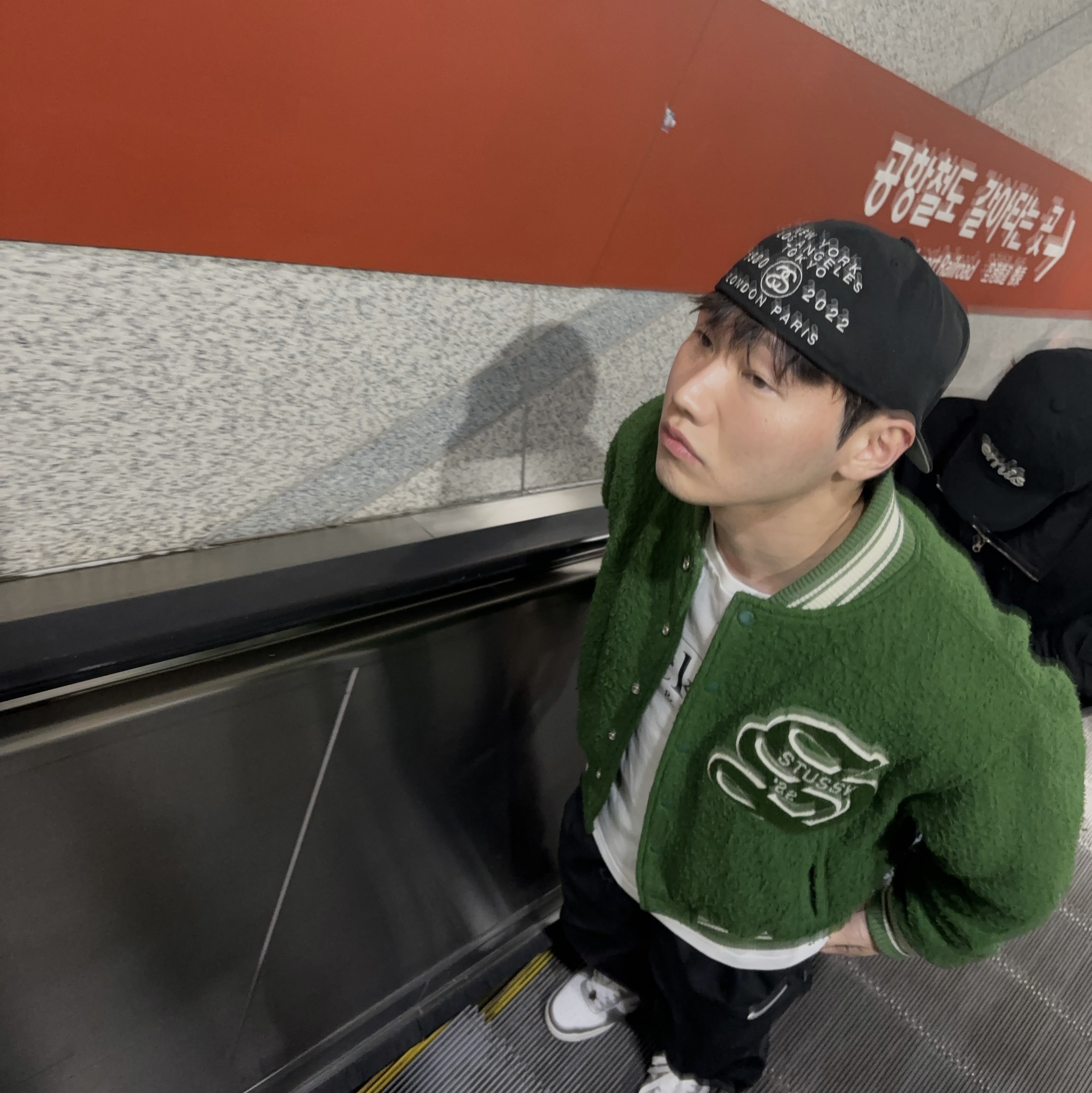 Stussy World Tour New Era Cap Black, Stussy Casentino Wool Varsity Jacket Green 착용 스타일