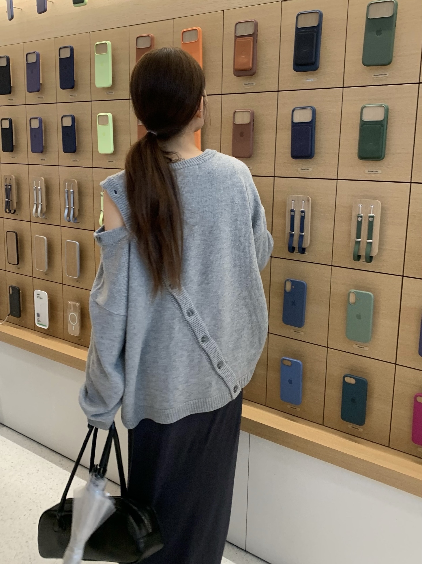 Apple iPhone 17 Pro 256GB Silver 착용 스타일 - 2