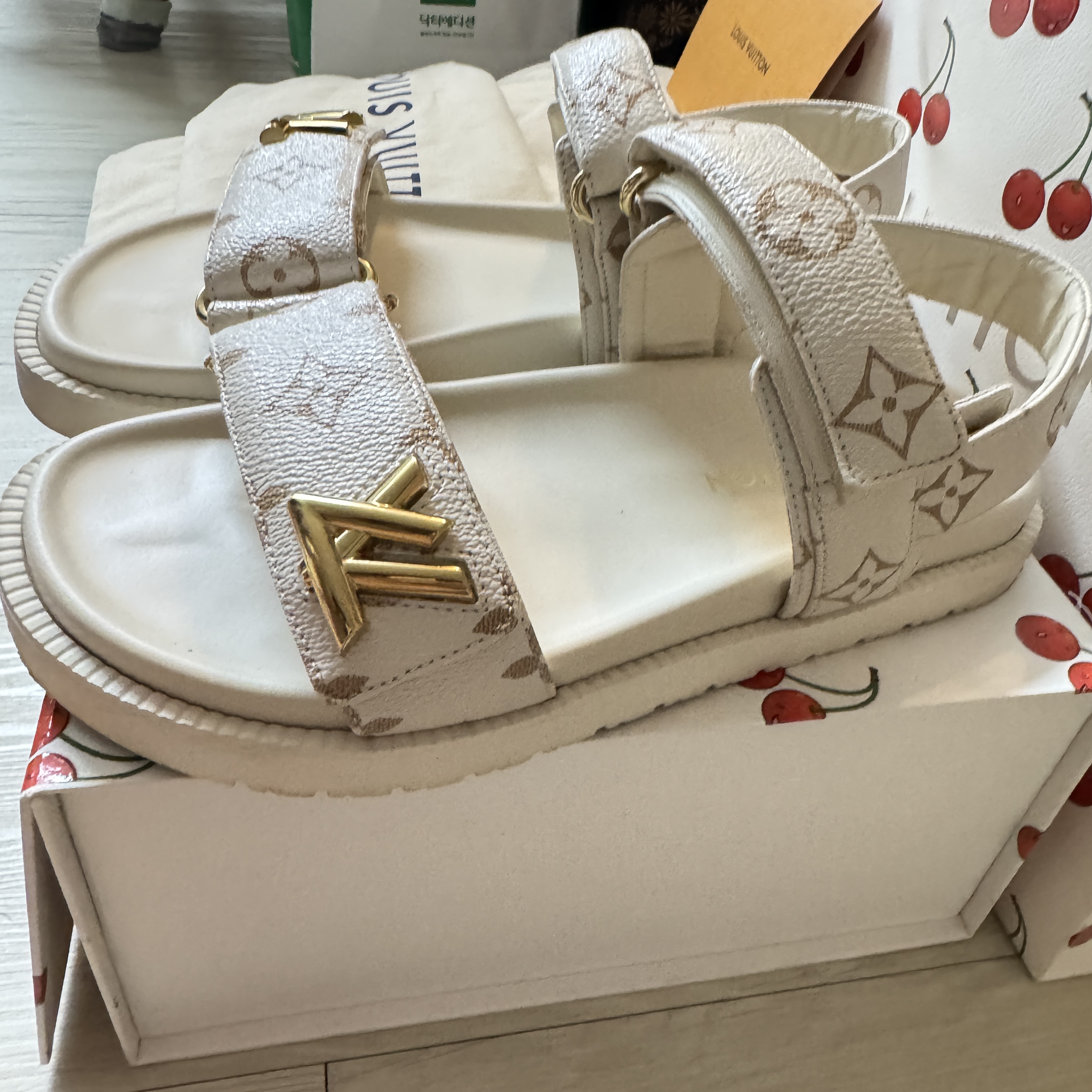 (W) Louis Vuitton x Murakami Takashi LV Sunset Flat Comfort Sandal Multicolor White 착용 스타일 - 3