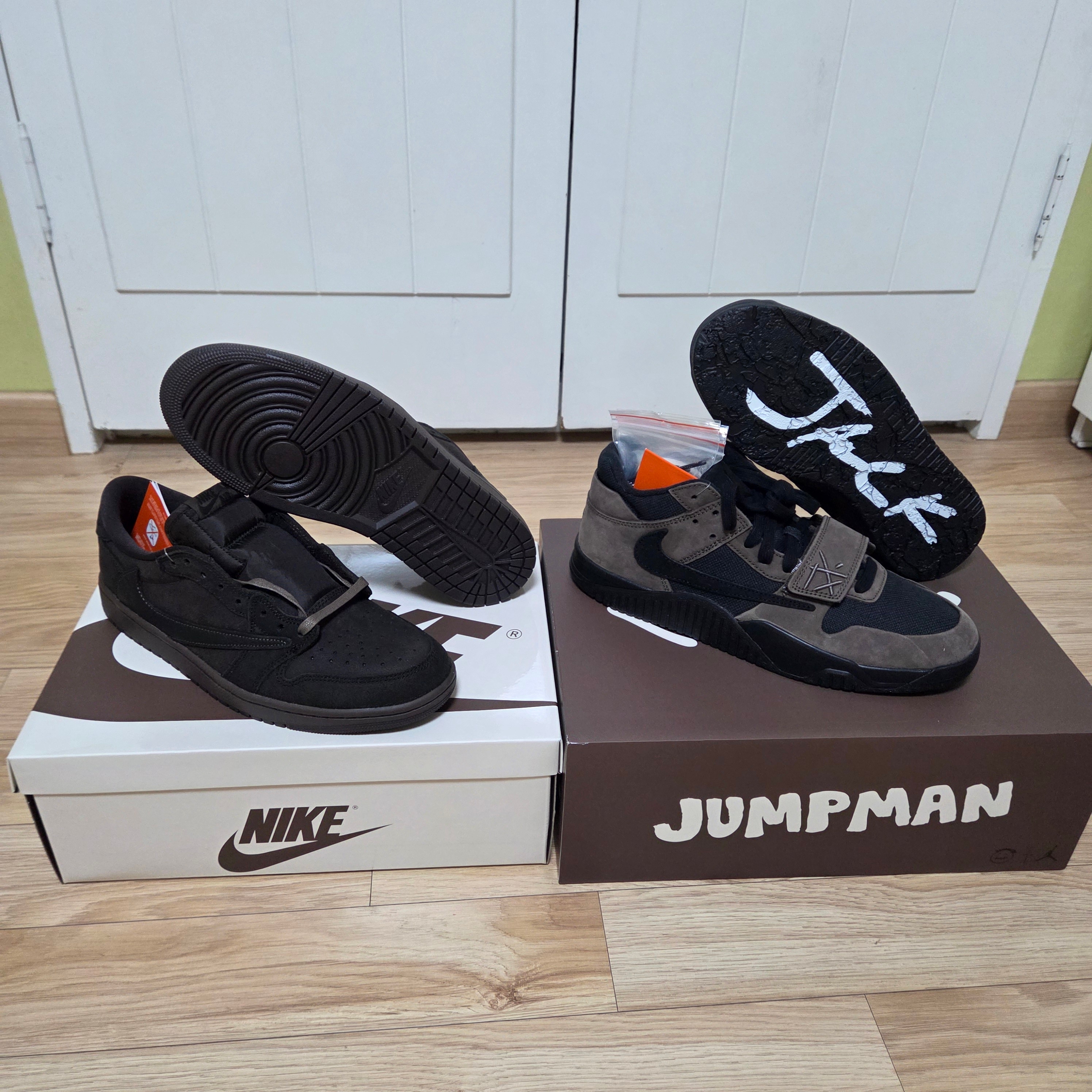 Jordan 1 x Travis Scott Retro Low OG SP Velvet Brown and Dark Mocha, Jordan x Travis Scott Jumpman Jack TR Black and Dark Mocha 착용 스타일 - 1