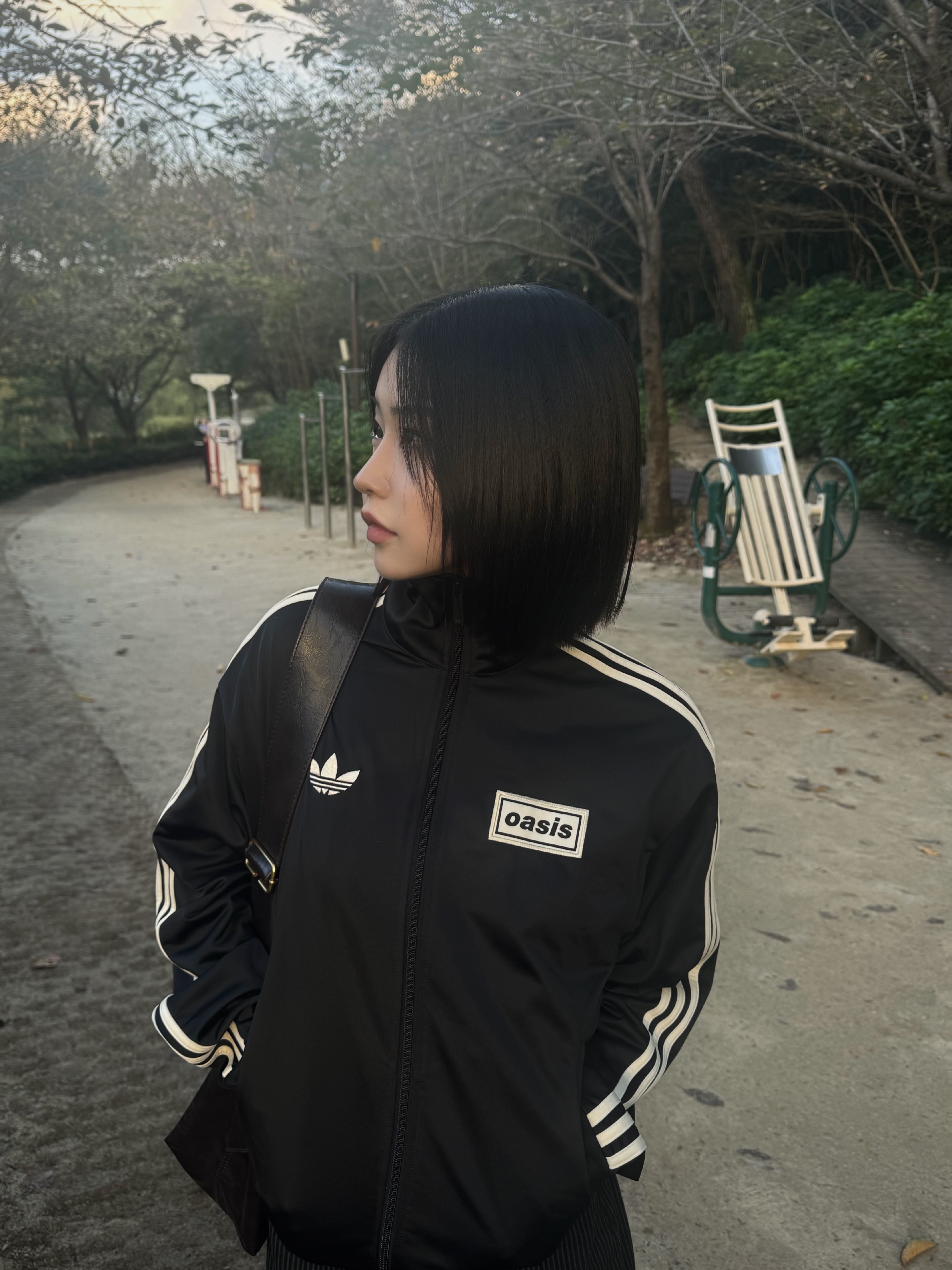 Adidas x Oasis Tour Firebird Track Top Black - US Sizing, Levi's x Oasis Deca Logo T-Shirt Black 착용 스타일 - 2