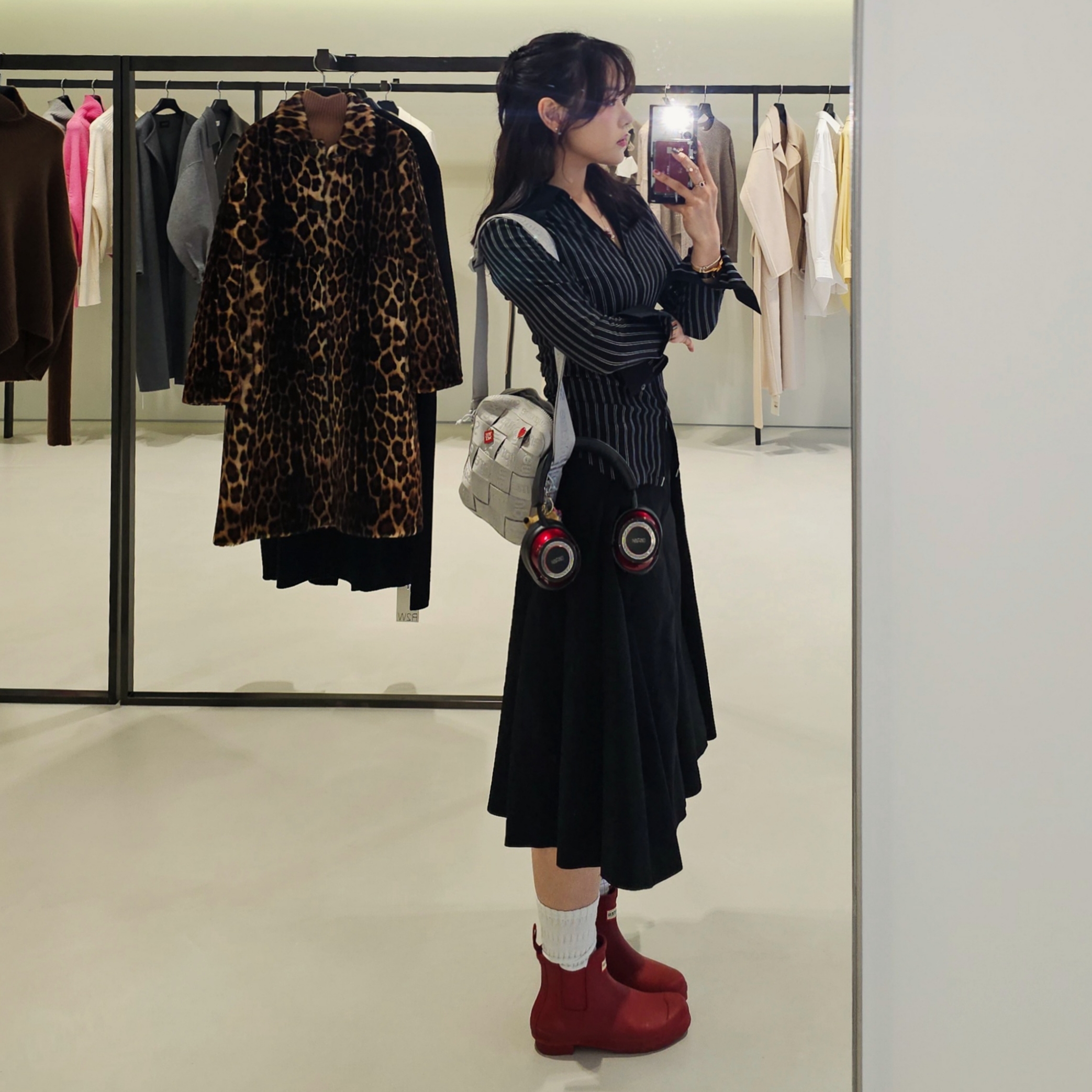 (W) Hunter Original Chelsea Boots Military Red, Supreme Woven Shoulder Bag Grey - 24SS 착용 스타일 - 1