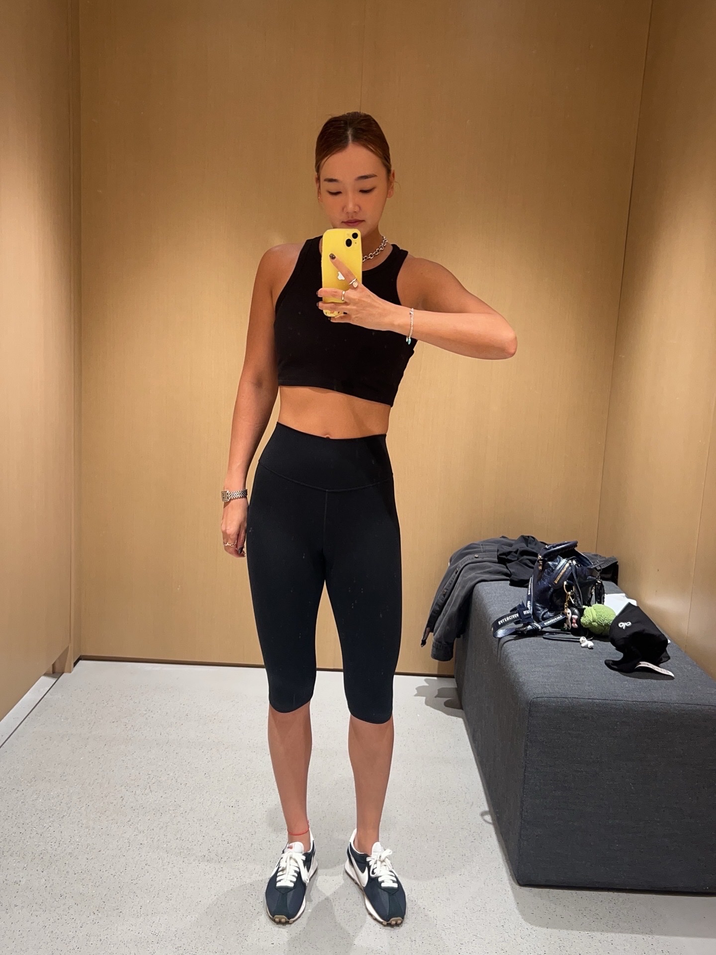 (W) Alo Yoga Aspire Tank Black White 착용 스타일