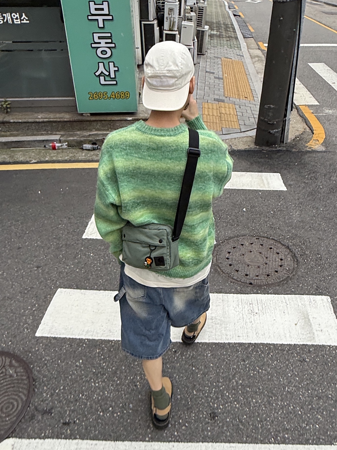 Dr. Martens Zebzag Mules Savannah Tan, Starbucks x BAPE Baby Milo Keychain 착용 스타일 - 2