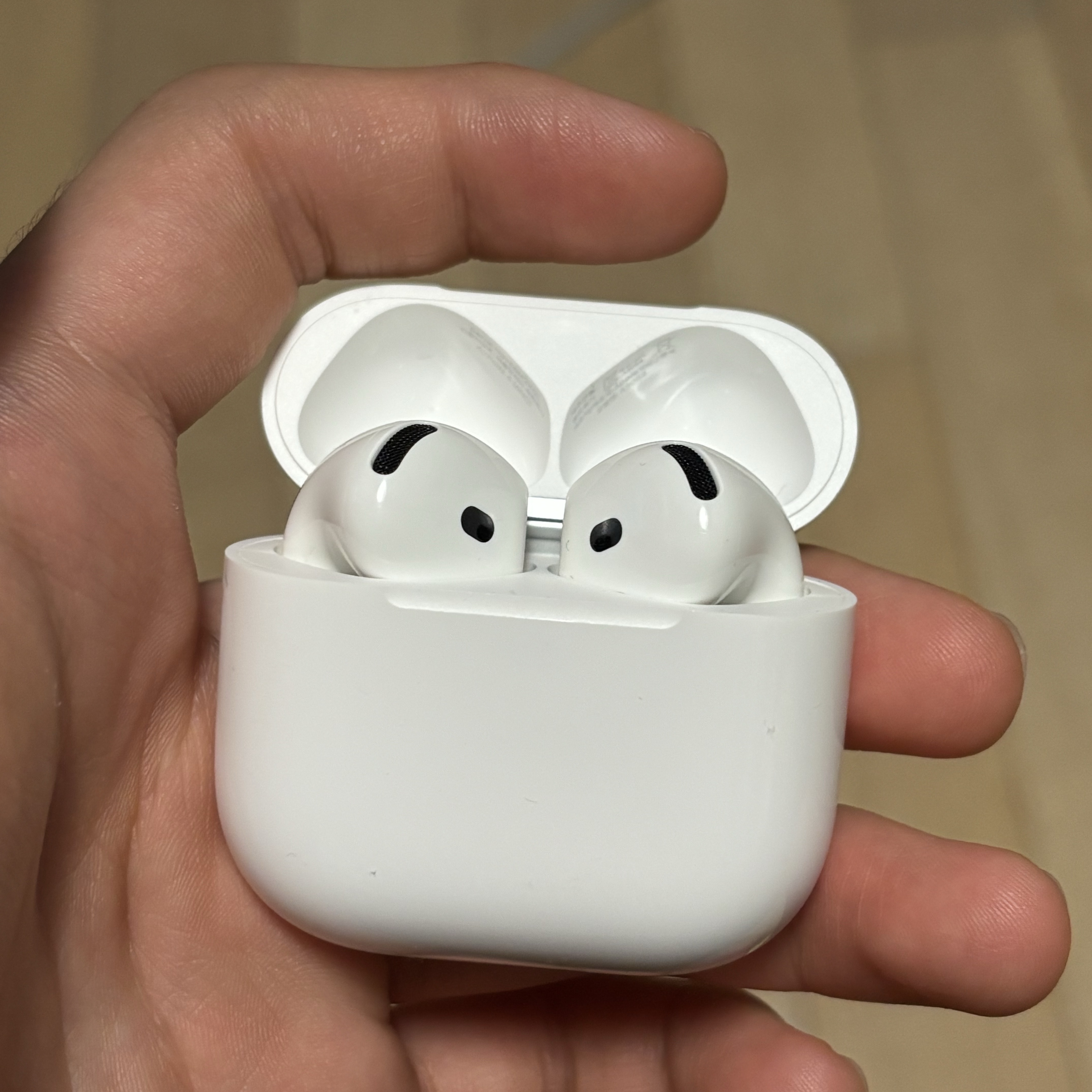 Apple AirPods 4th Gen with Active Noise Cancellation (Korean Ver.) 착용 스타일