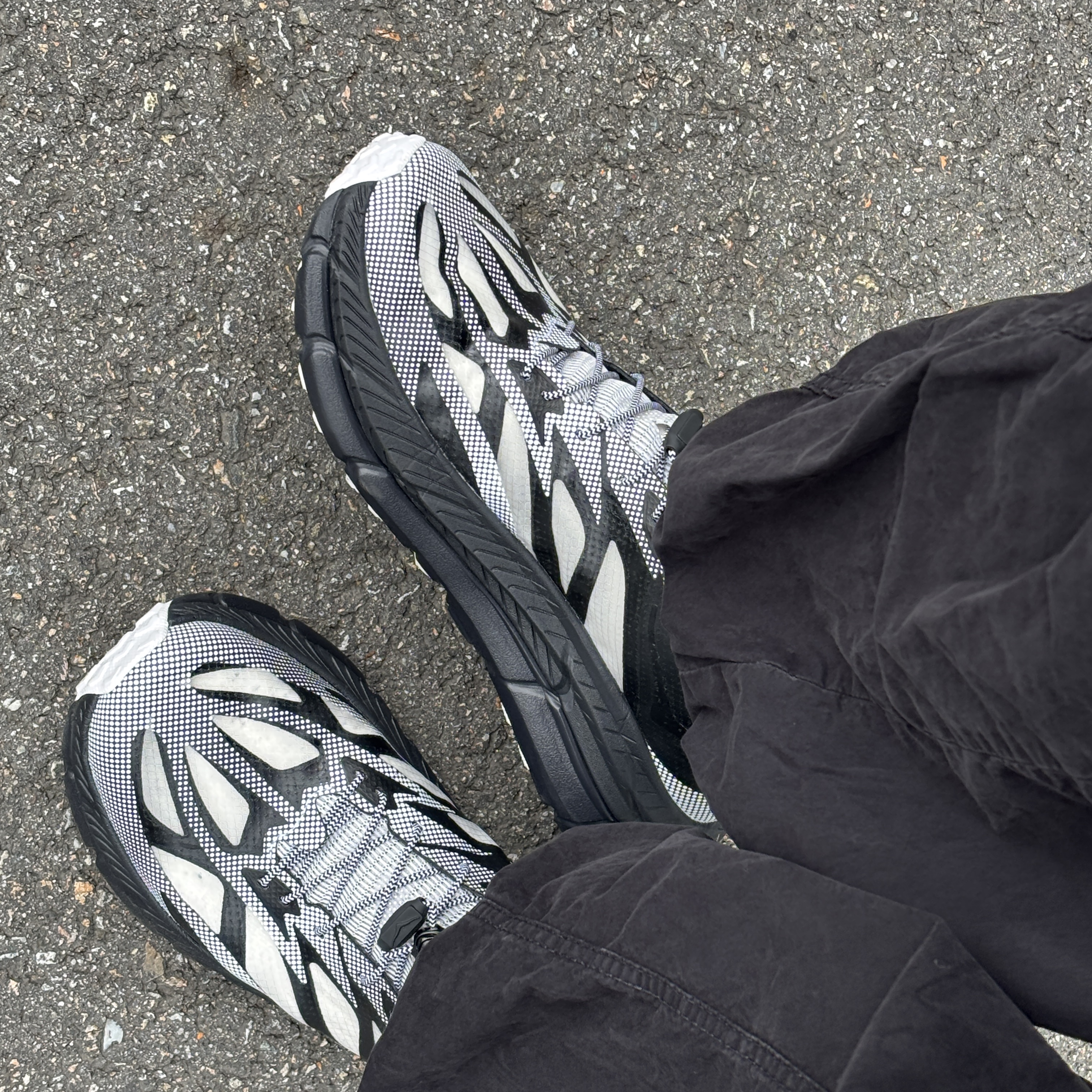 Hoka Mafate Speed 4 Lite TS Black White 착용 스타일 - 1