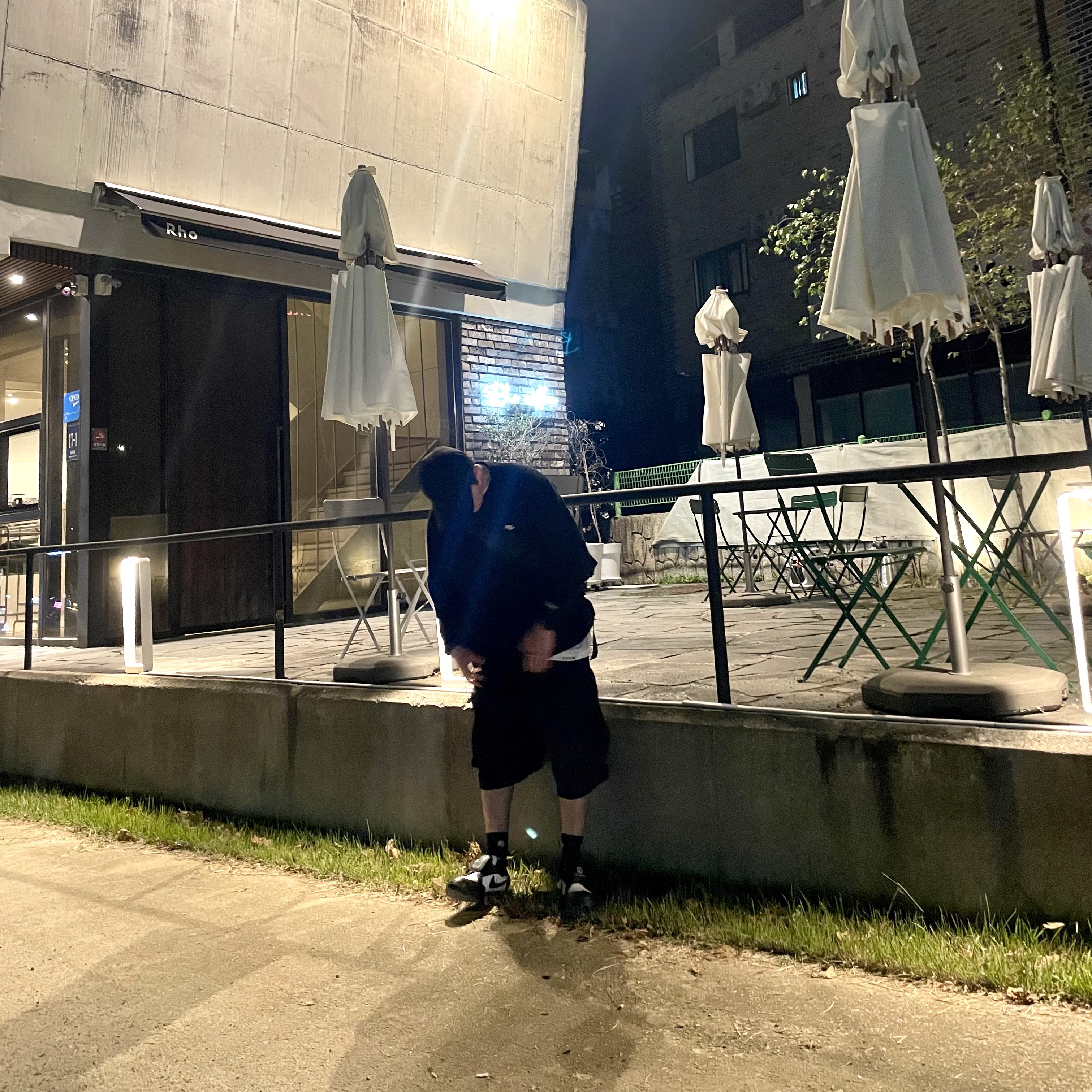 Nike x Peaceminusone Kwondo1 Black and White, Jordan 1 x Travis Scott Retro Low OG SP Black Phantom 착용 스타일 - 1