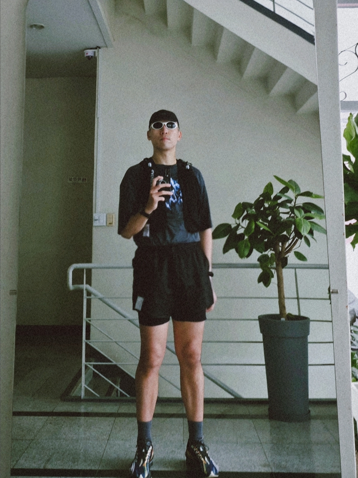 Satisfy Justice Cordura 5L Hydration Vest Black, Satisfy Rippy Air Trail Cap Black 착용 스타일