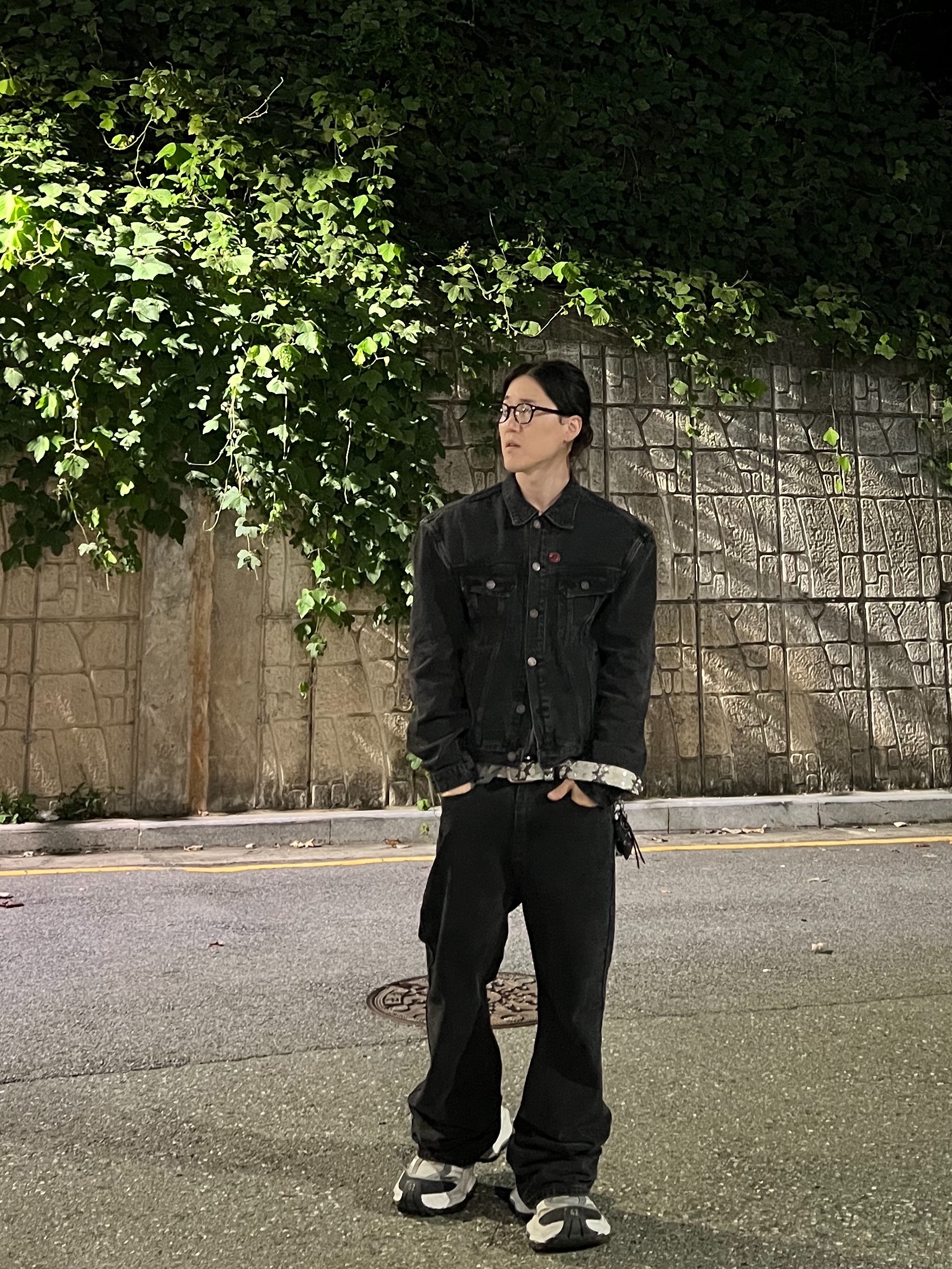 Balenciaga Cargo Sneakers White Grey, Aoiro Low-Key Cropped S/S T-Shirt Washed Grey 착용 스타일 - 2