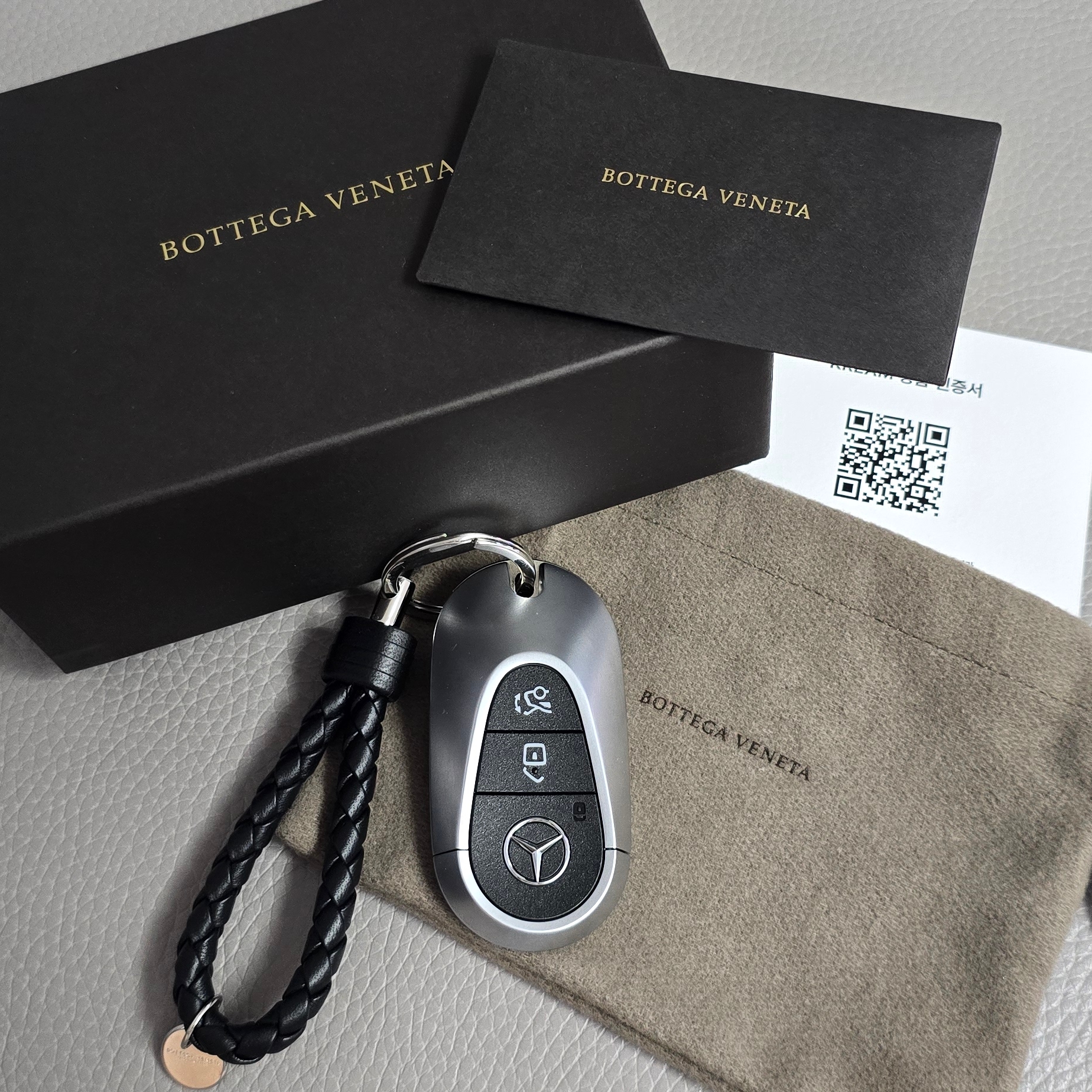 Bottega Veneta Logo Tag Keyring Black 착용 스타일