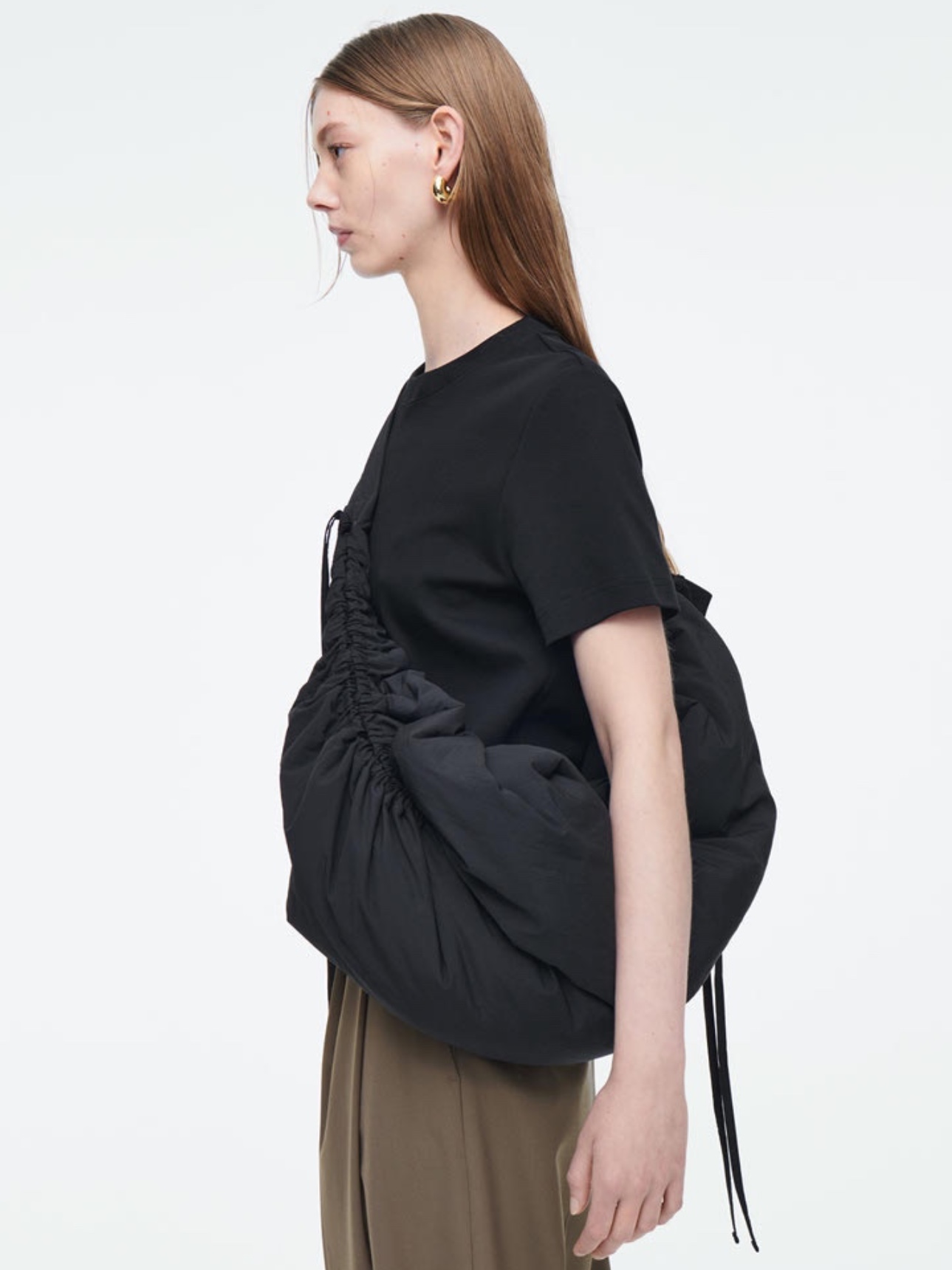 COS Canopy Nylon Oversized Crossbody Bag Black 착용 스타일 - 4
