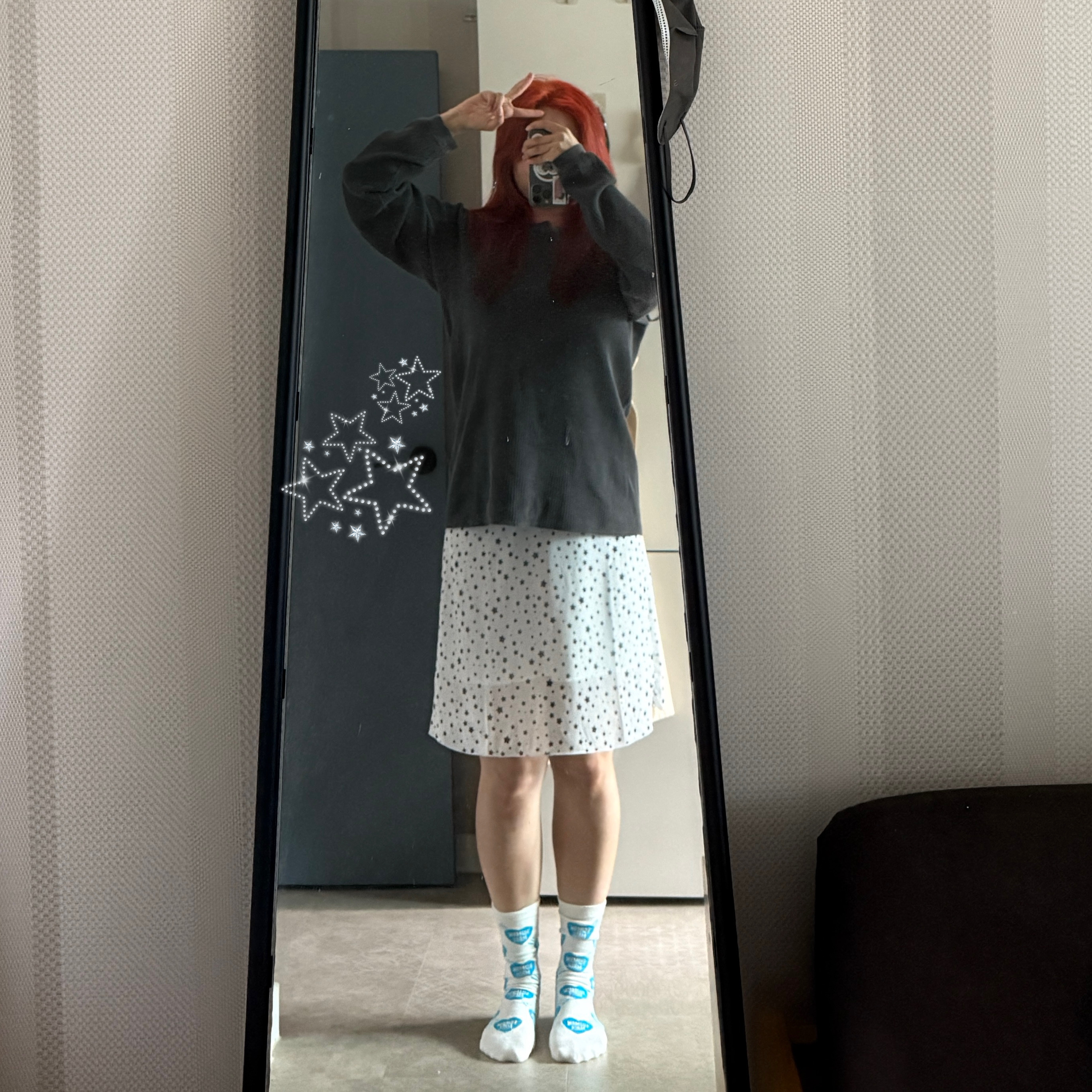 Kookeesee Ellie Star Midi Skirt White, Stussy Raglan Thermal LS Crew Washed Black 착용 스타일