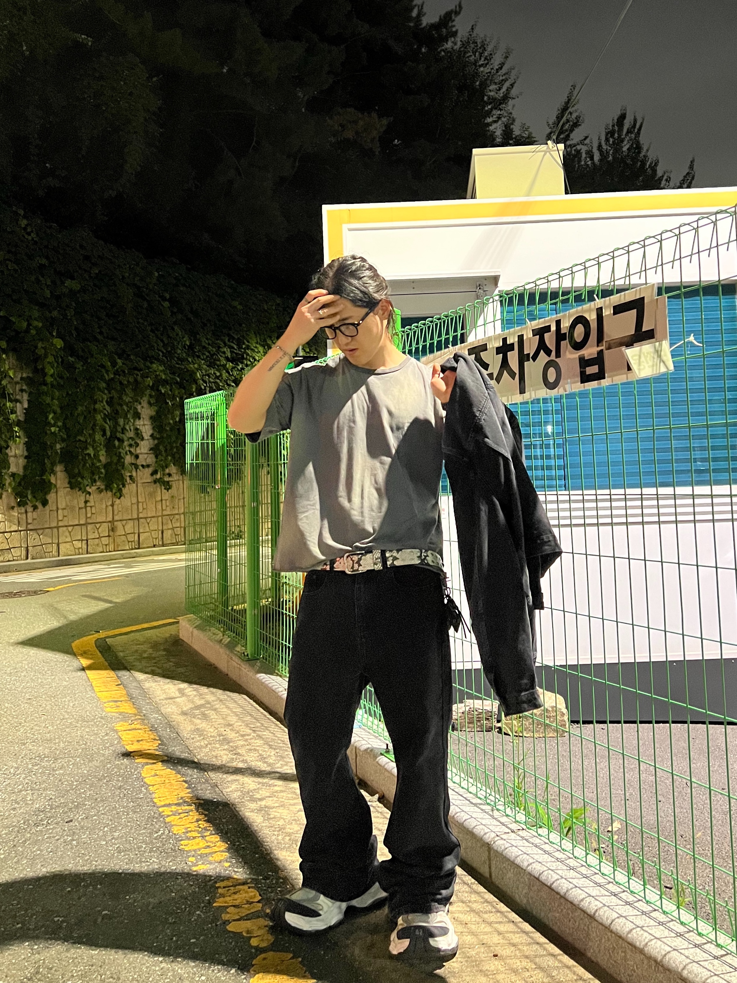 Balenciaga Cargo Sneakers White Grey, Aoiro Low-Key Cropped S/S T-Shirt Washed Grey 착용 스타일 - 8