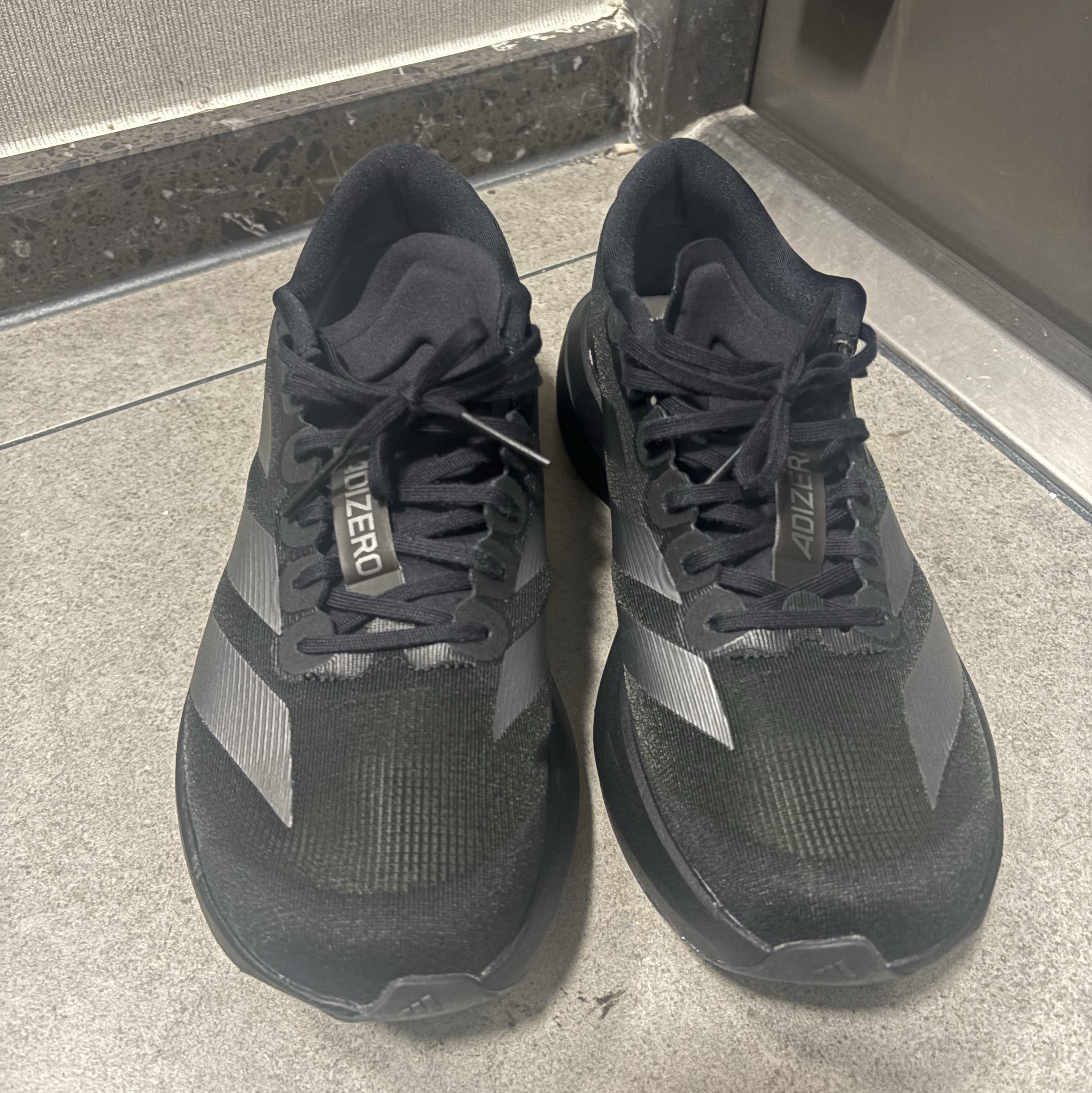Adidas Adizero EVO SL Core Black Iron Metallic 착용 스타일