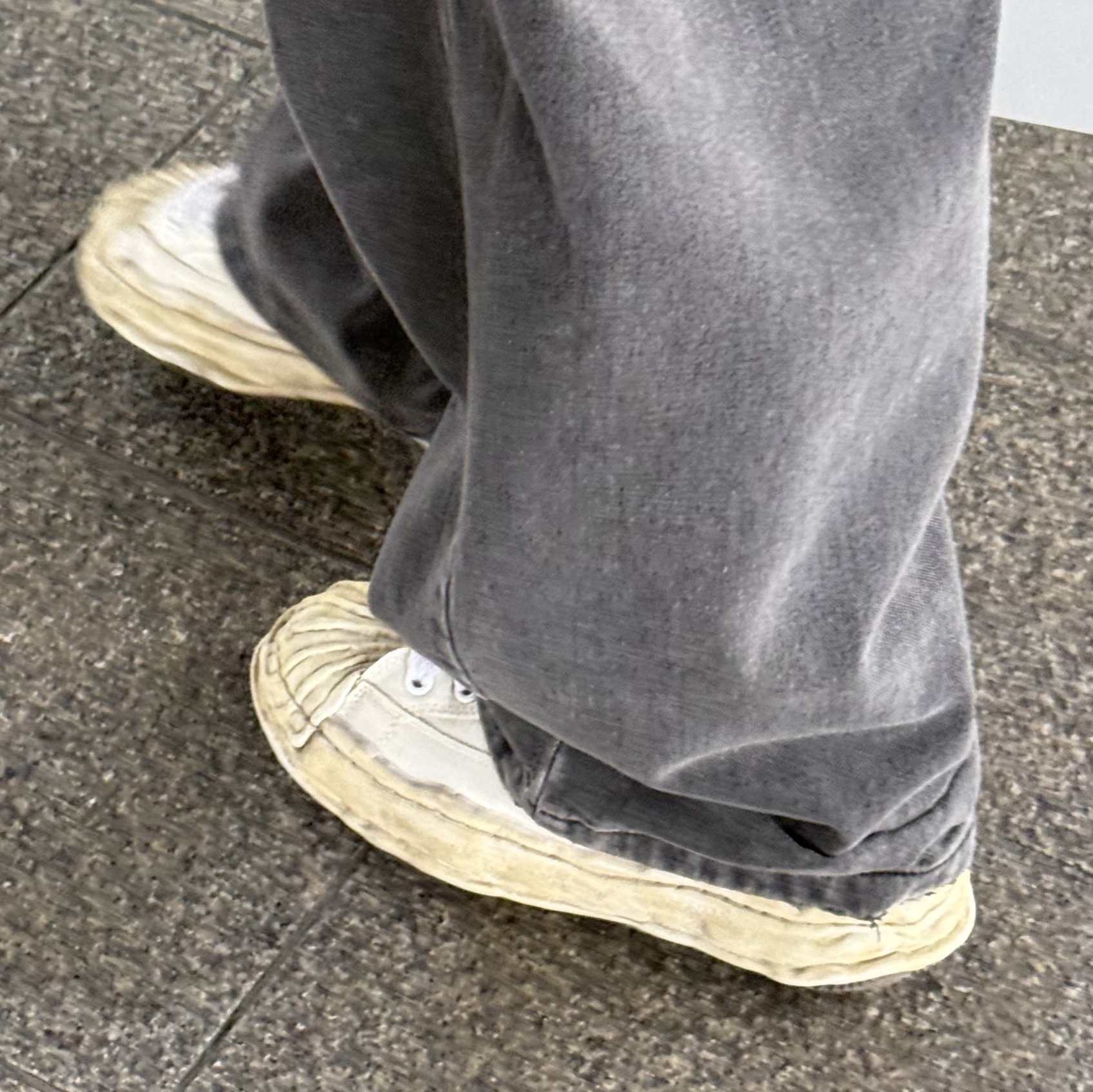 Maison Mihara Yasuhiro Blakey OG Sole Silicon Coating Canvas Low-top Sneakers 착용 스타일
