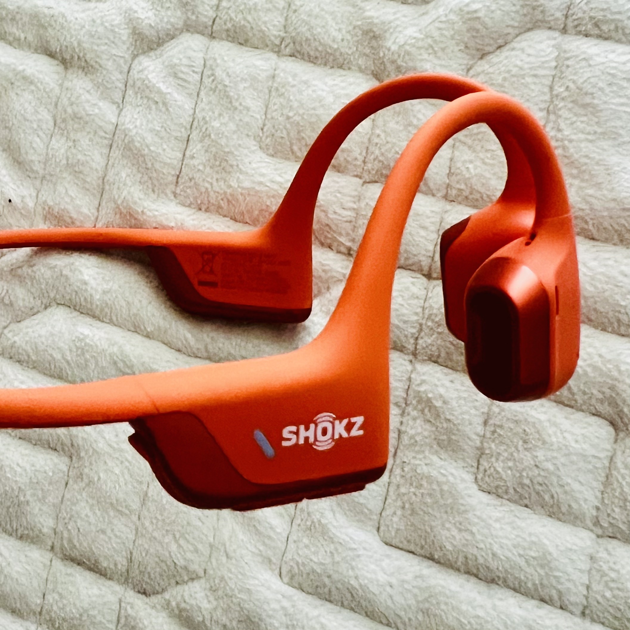 SHOKZ OpenRun Pro2 Mini Orange 착용 스타일